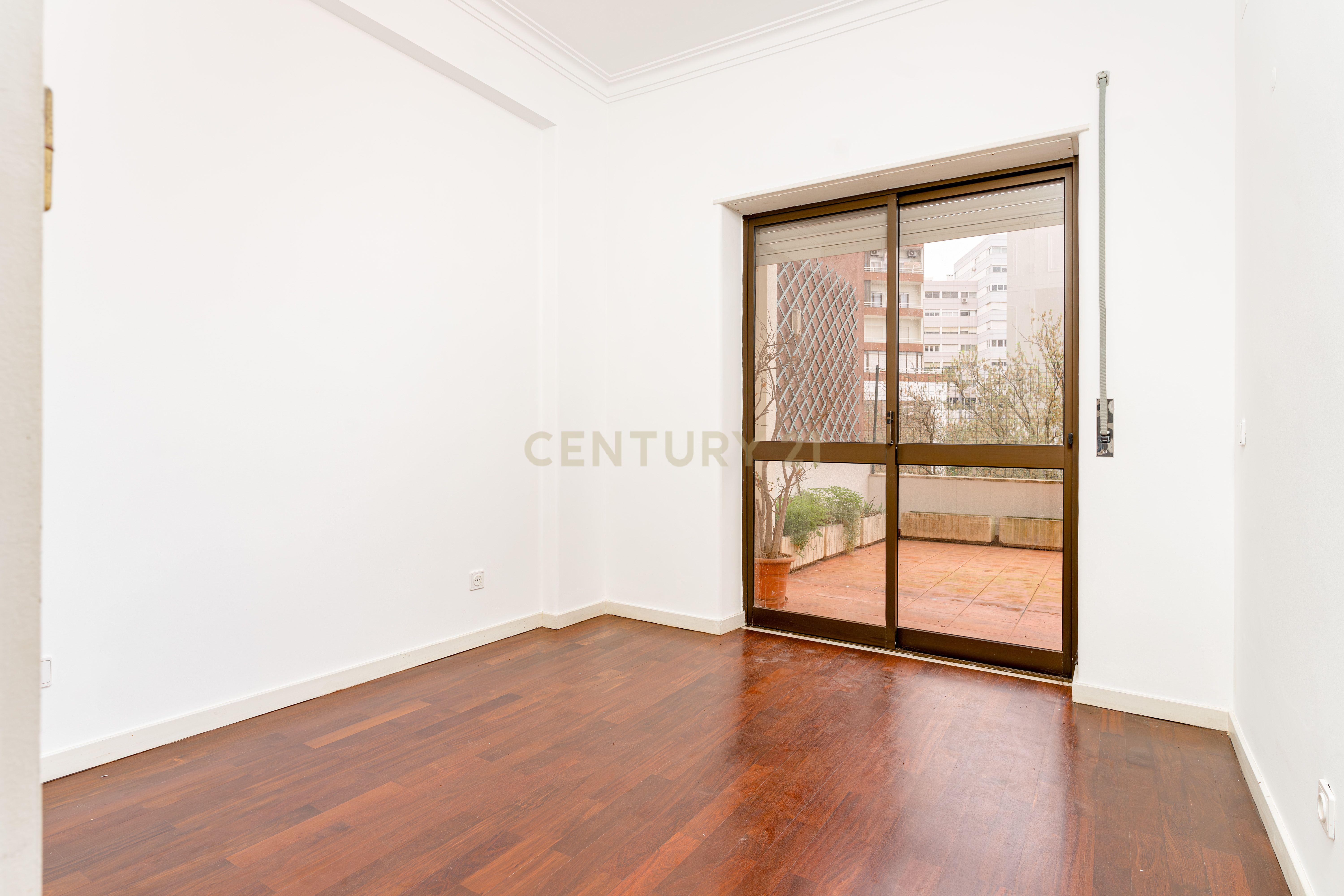 Apartamento 4 assoalhadas 1º andar na rotunda dos bancos - Almada, com terraço e excelentes áreas. - Image 33