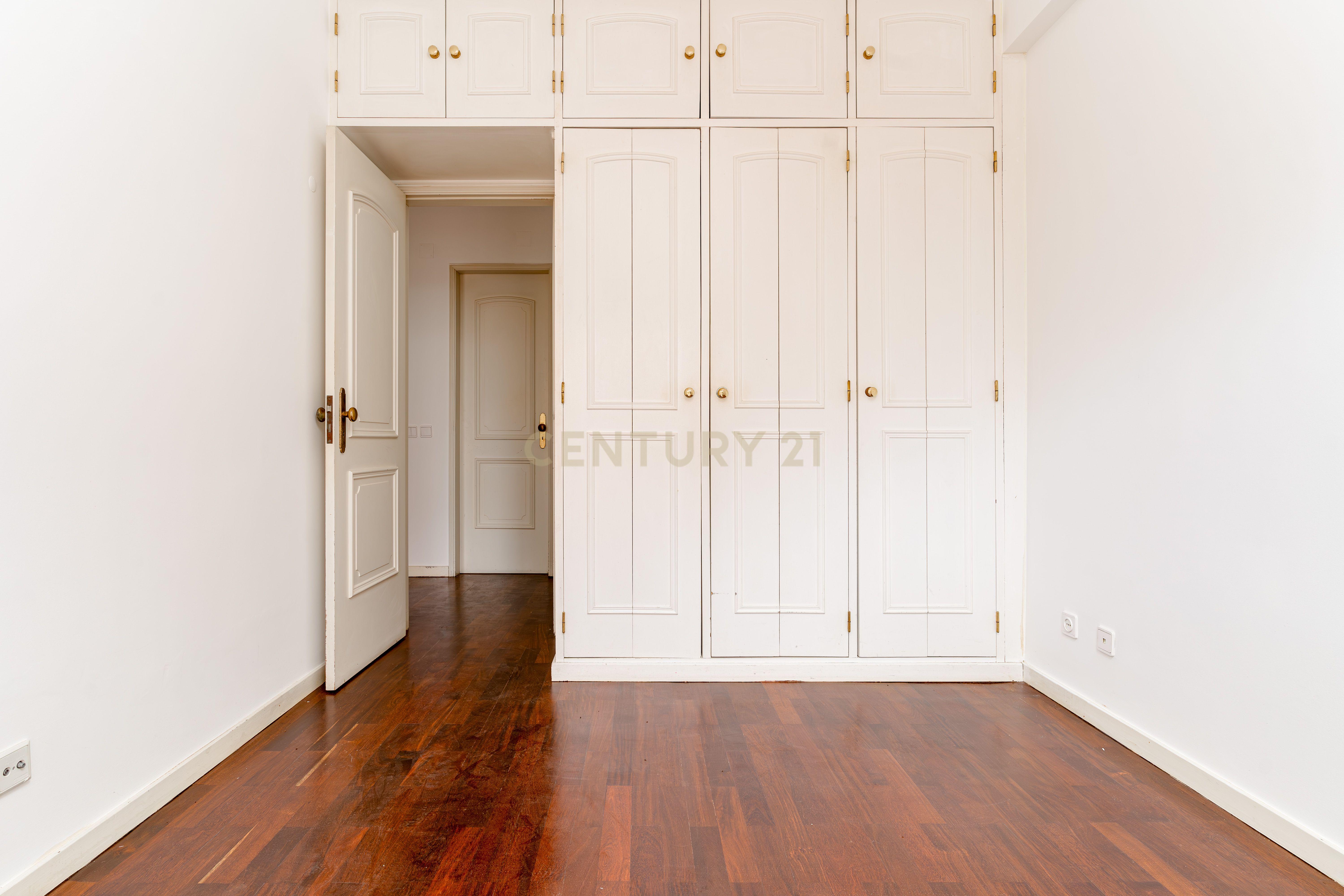 Apartamento 4 assoalhadas 1º andar na rotunda dos bancos - Almada, com terraço e excelentes áreas. - Image 4