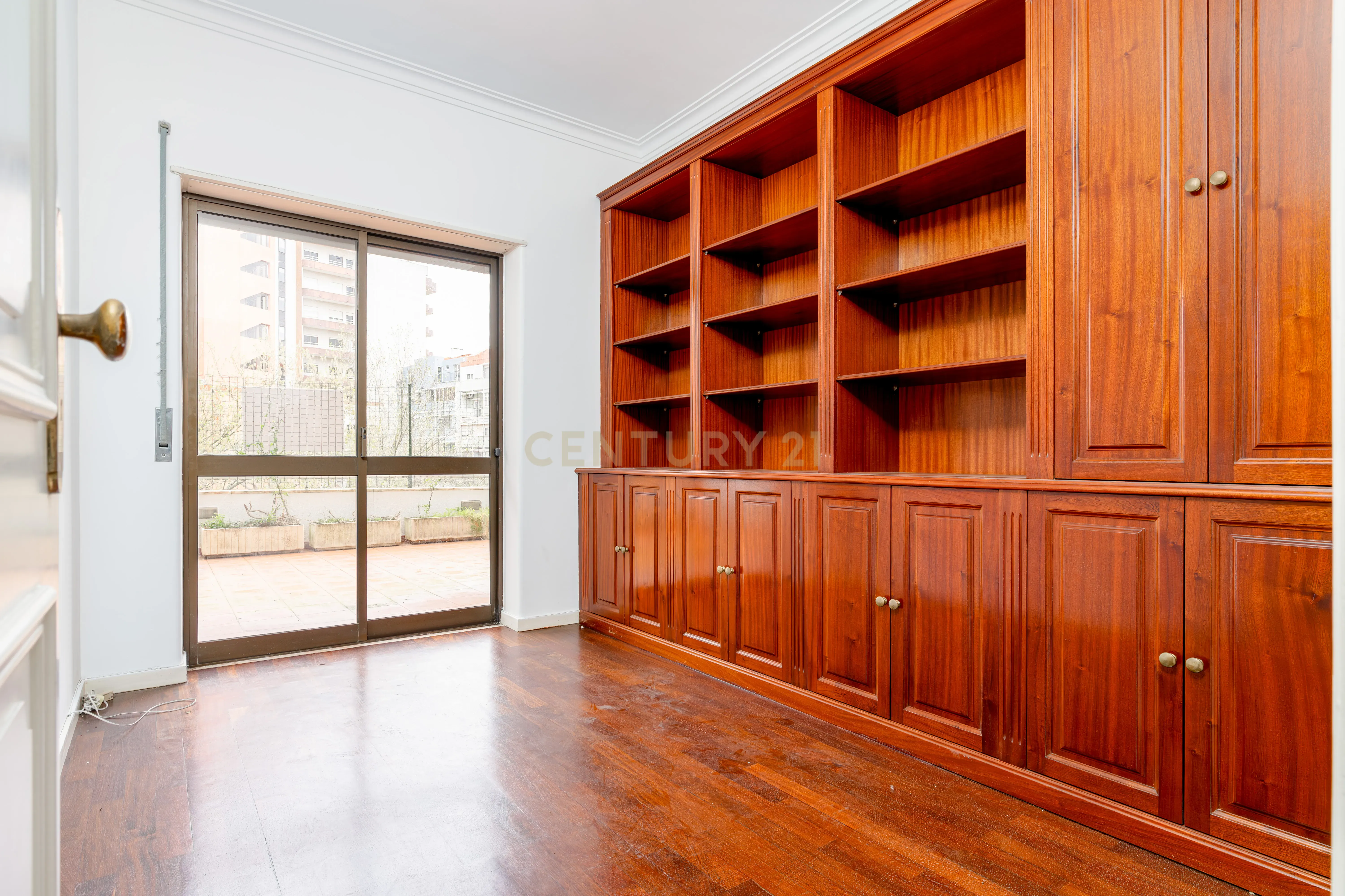 Apartamento 4 assoalhadas 1º andar na rotunda dos bancos - Almada, com terraço e excelentes áreas. - Image 18