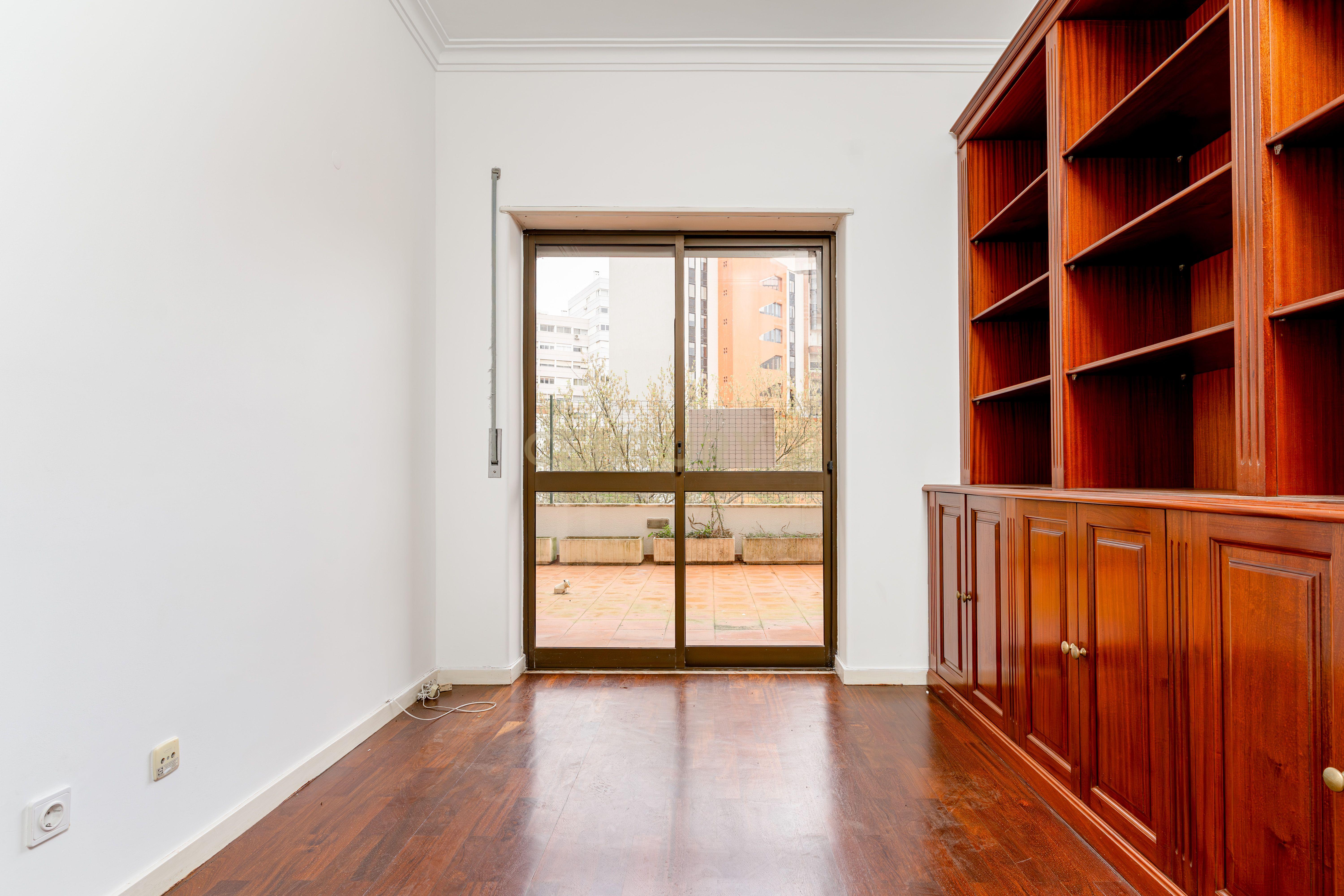 Apartamento 4 assoalhadas 1º andar na rotunda dos bancos - Almada, com terraço e excelentes áreas. - Image 19