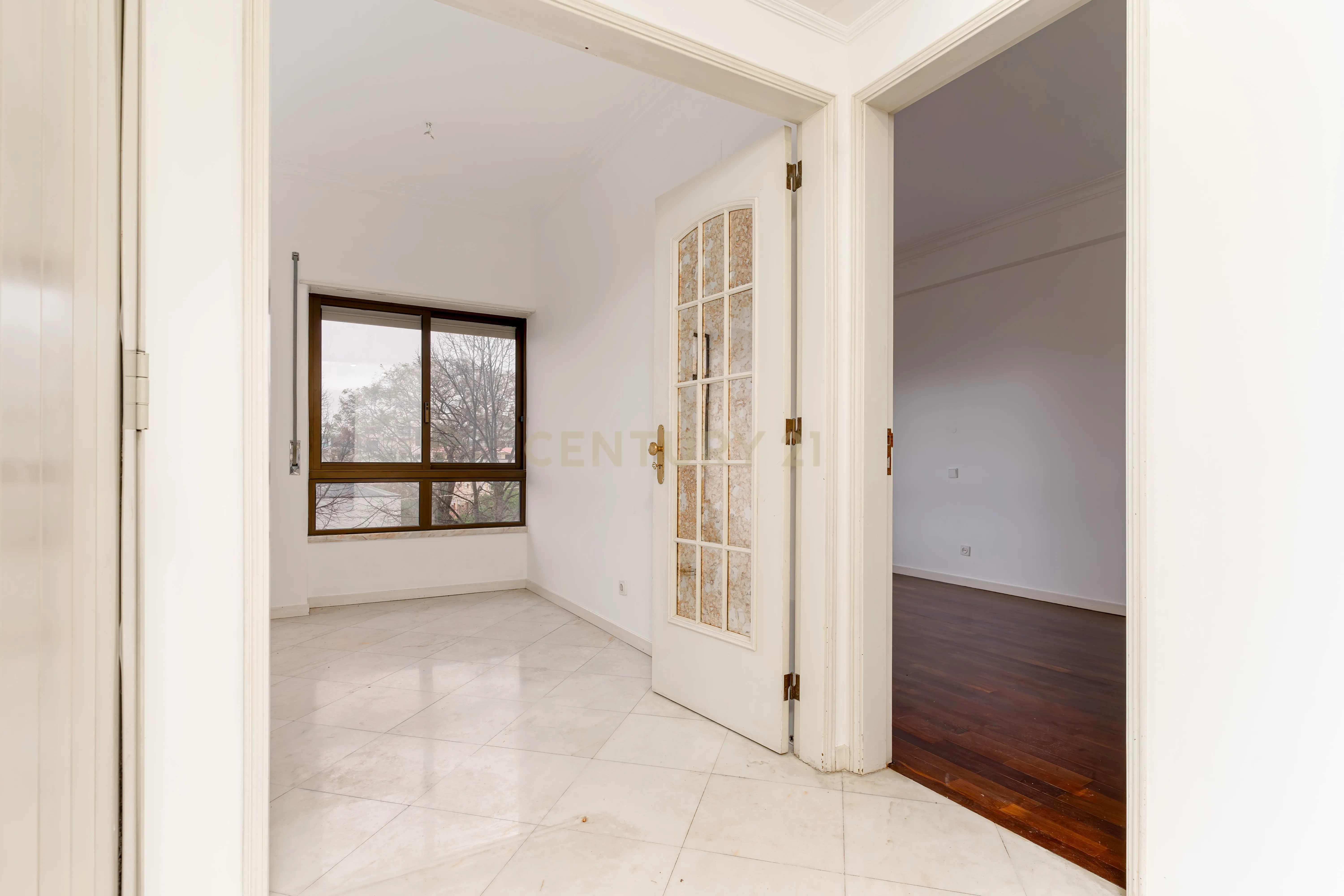 Apartamento 4 assoalhadas 1º andar na rotunda dos bancos - Almada, com terraço e excelentes áreas. - Image 34