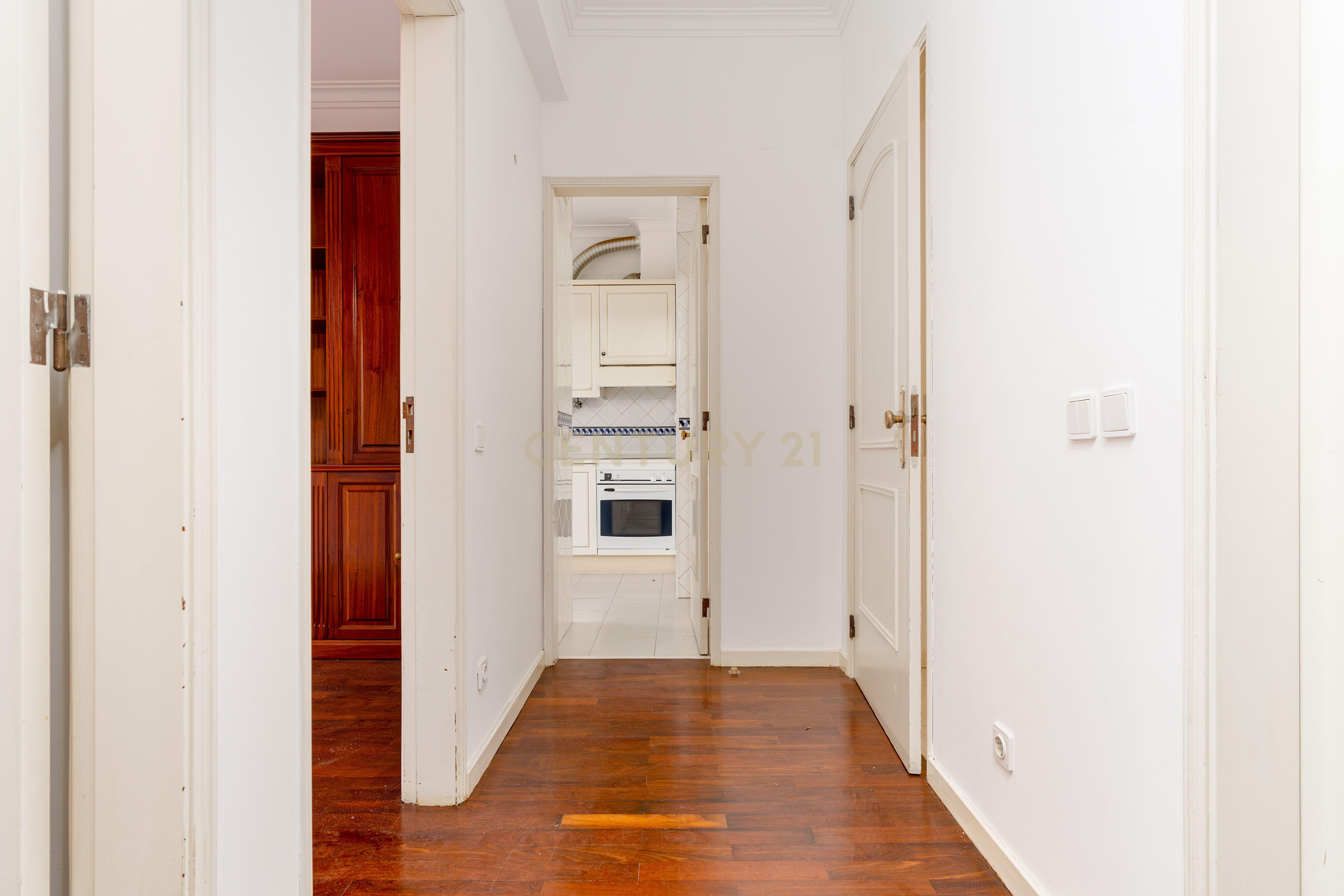 Apartamento 4 assoalhadas 1º andar na rotunda dos bancos - Almada, com terraço e excelentes áreas. - Image 21