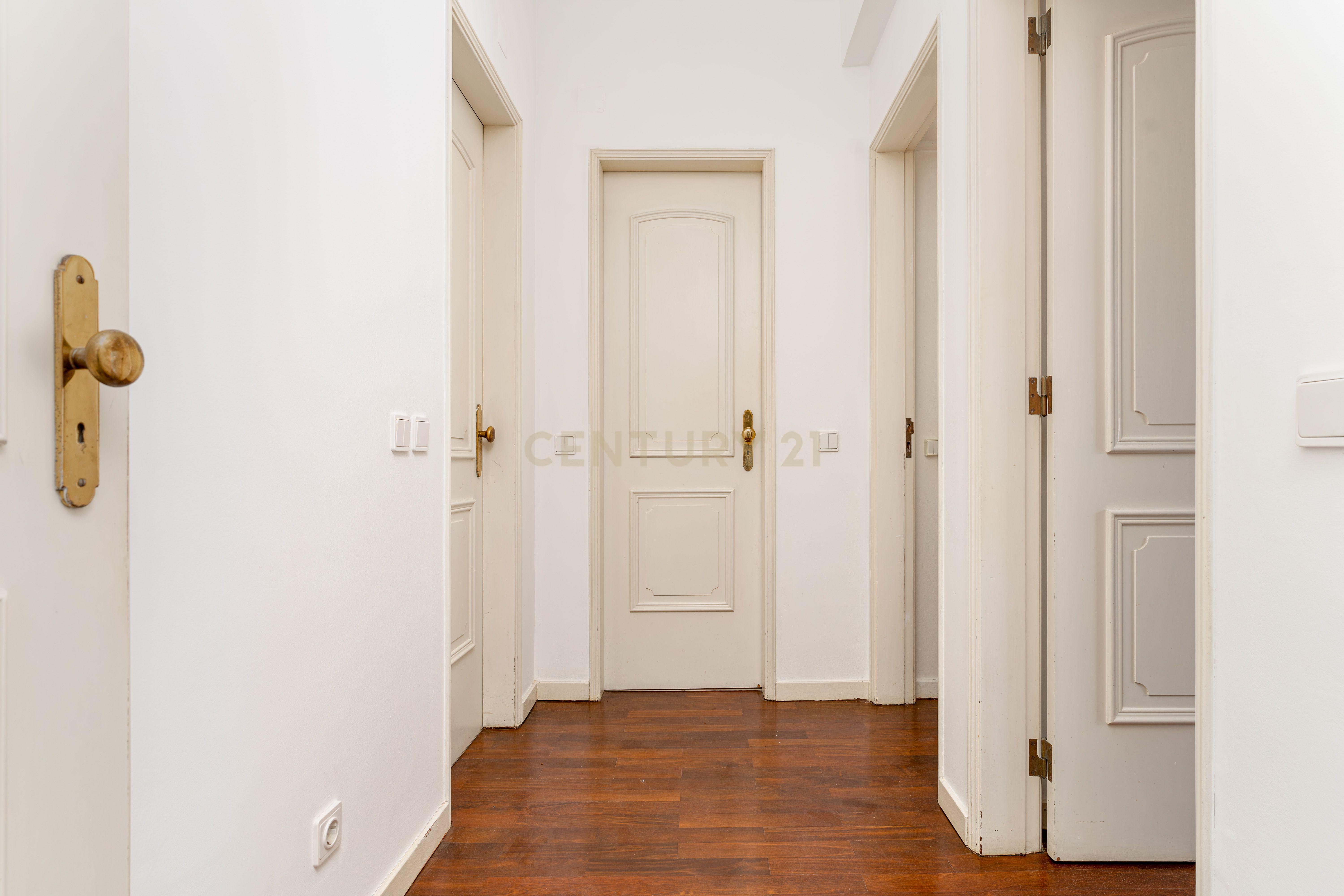 Apartamento 4 assoalhadas 1º andar na rotunda dos bancos - Almada, com terraço e excelentes áreas. - Image 22