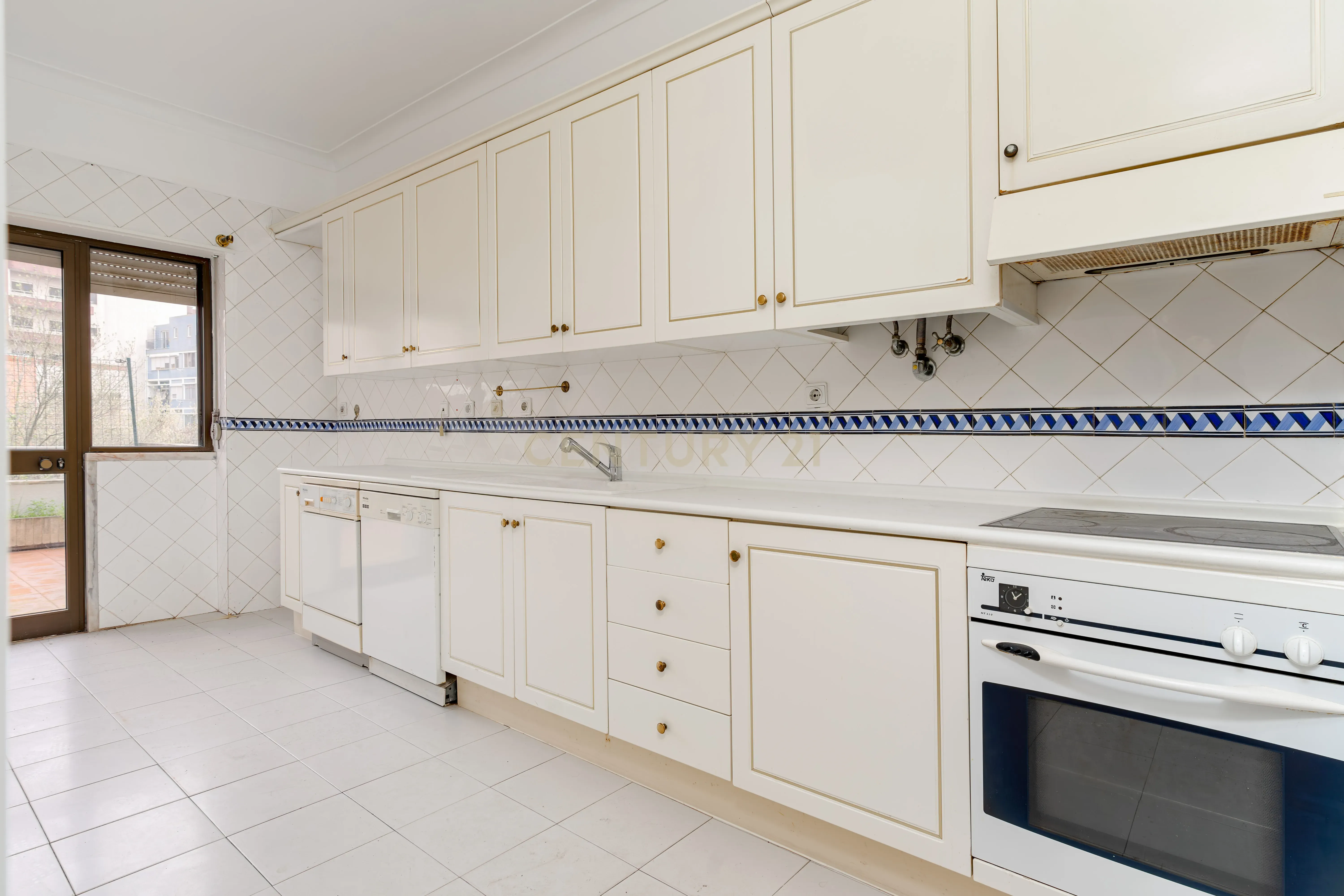 Apartamento 4 assoalhadas 1º andar na rotunda dos bancos - Almada, com terraço e excelentes áreas. - Image 24