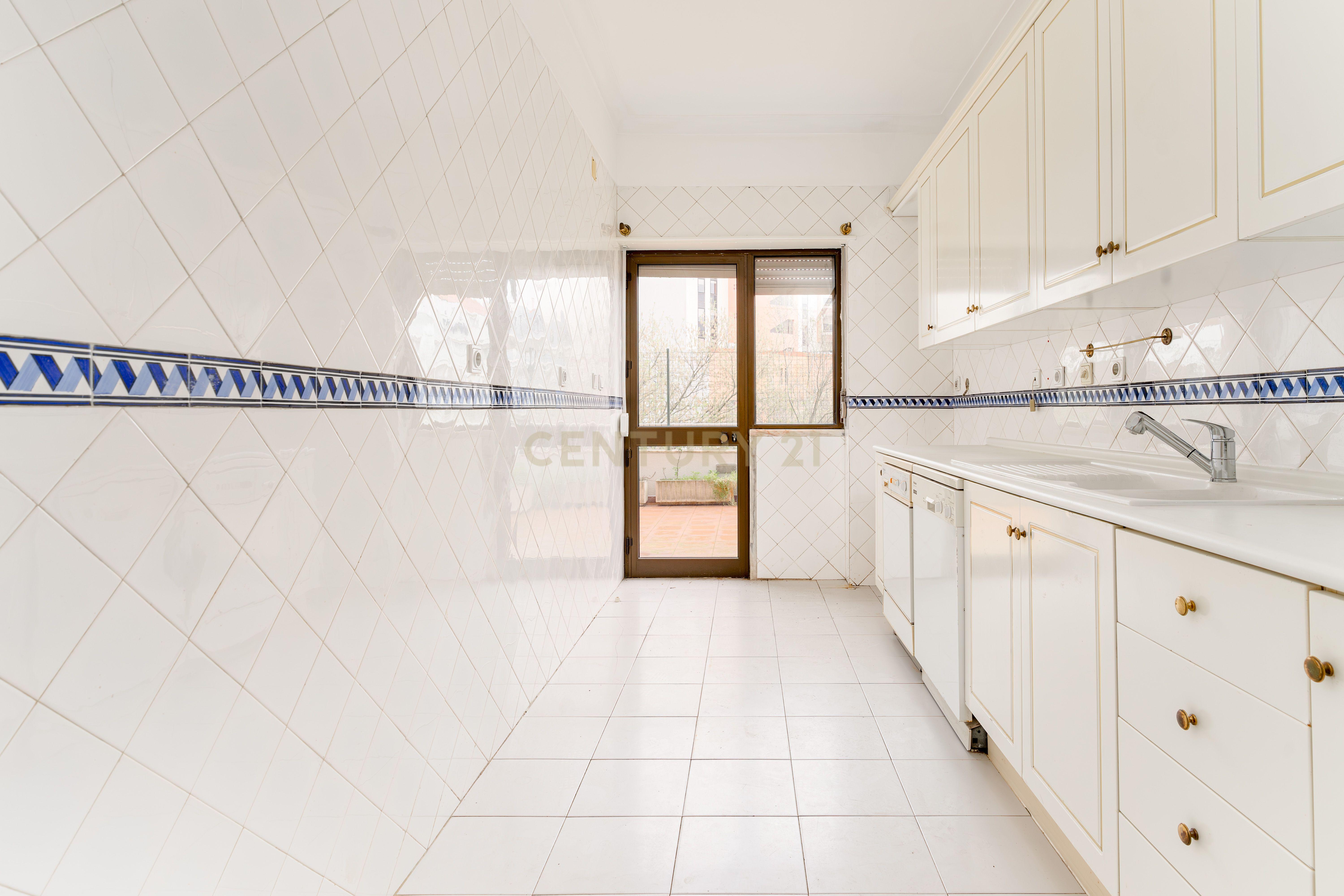 Apartamento 4 assoalhadas 1º andar na rotunda dos bancos - Almada, com terraço e excelentes áreas. - Image 2