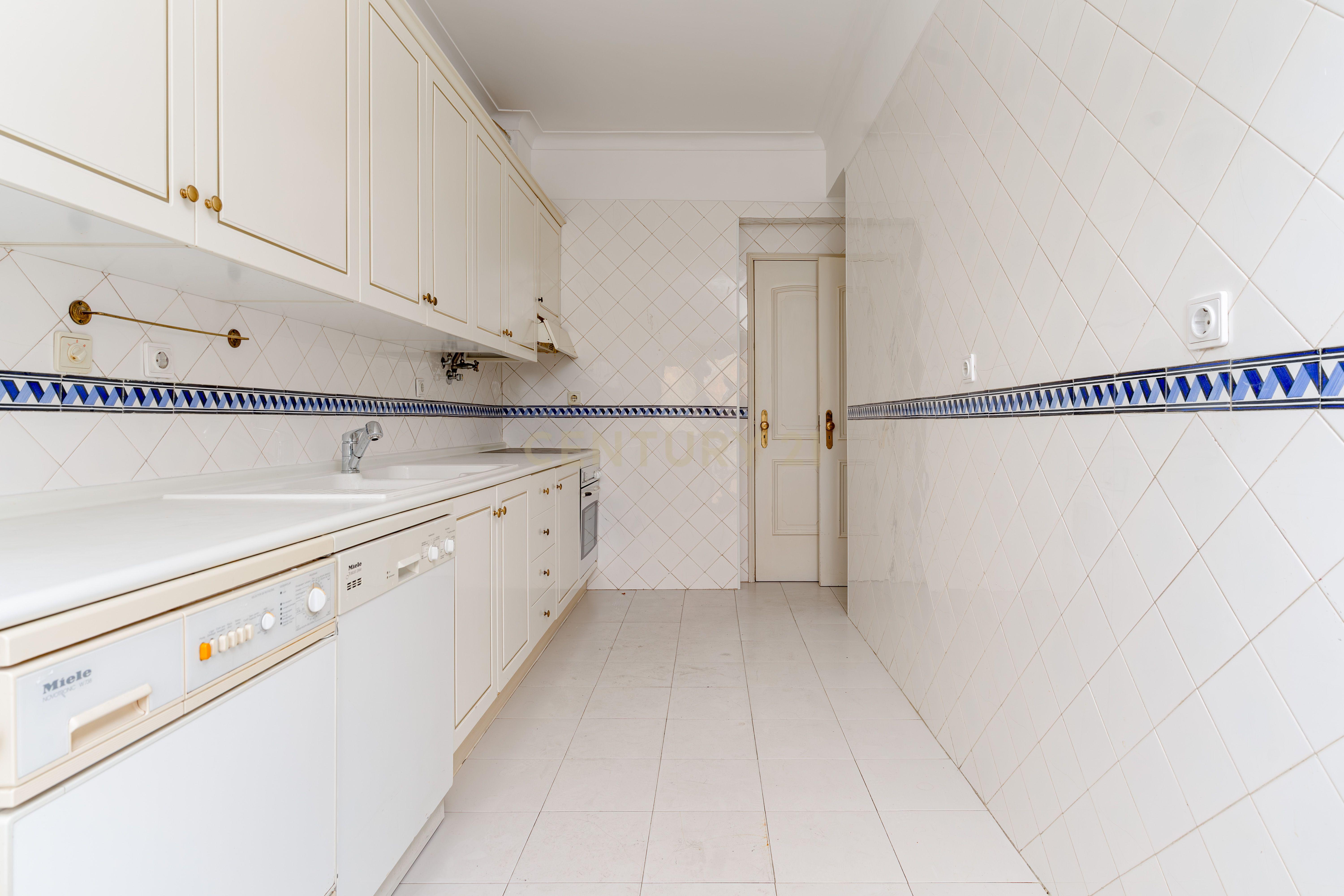 Apartamento 4 assoalhadas 1º andar na rotunda dos bancos - Almada, com terraço e excelentes áreas. - Image 25
