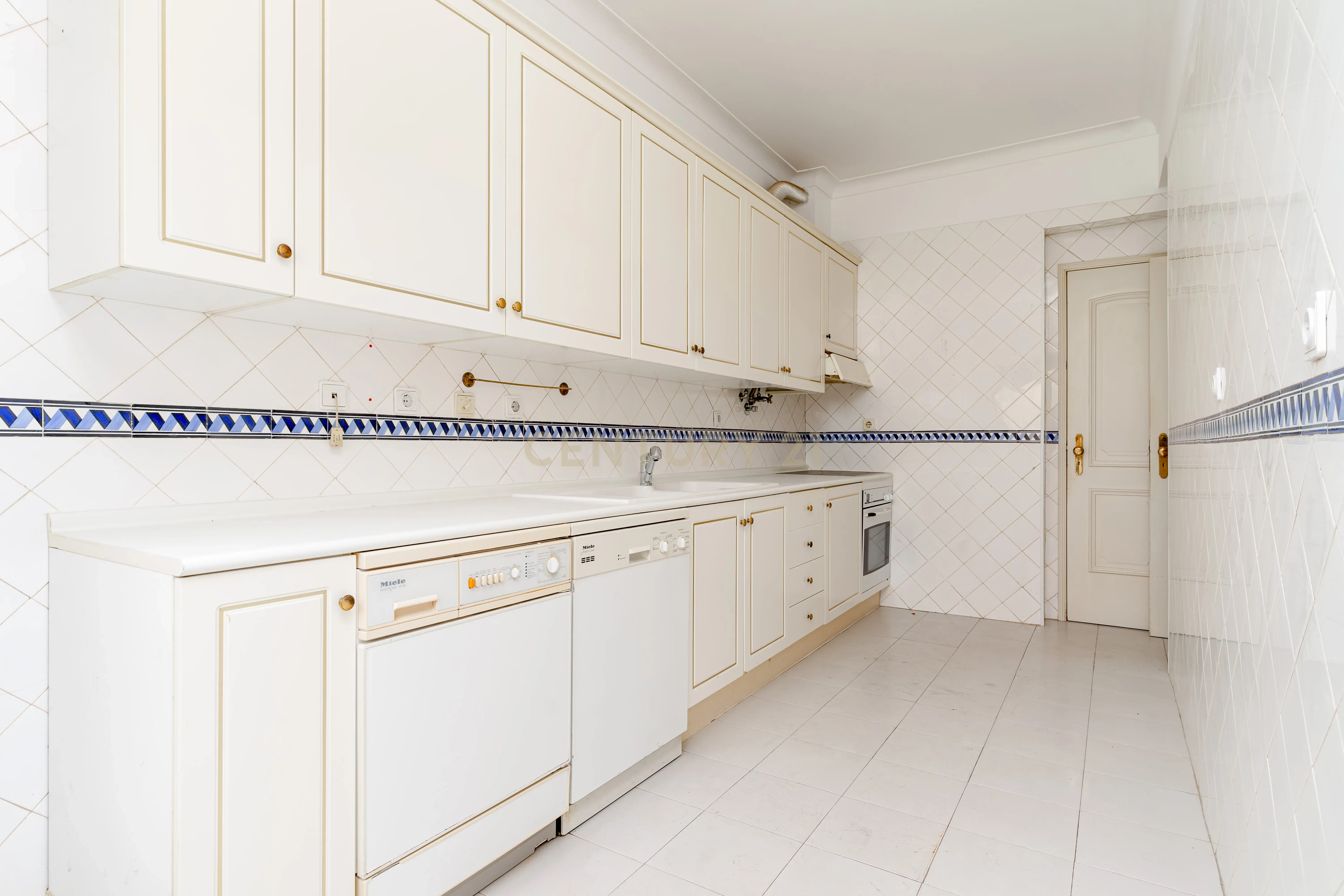 Apartamento 4 assoalhadas 1º andar na rotunda dos bancos - Almada, com terraço e excelentes áreas. - Image 26