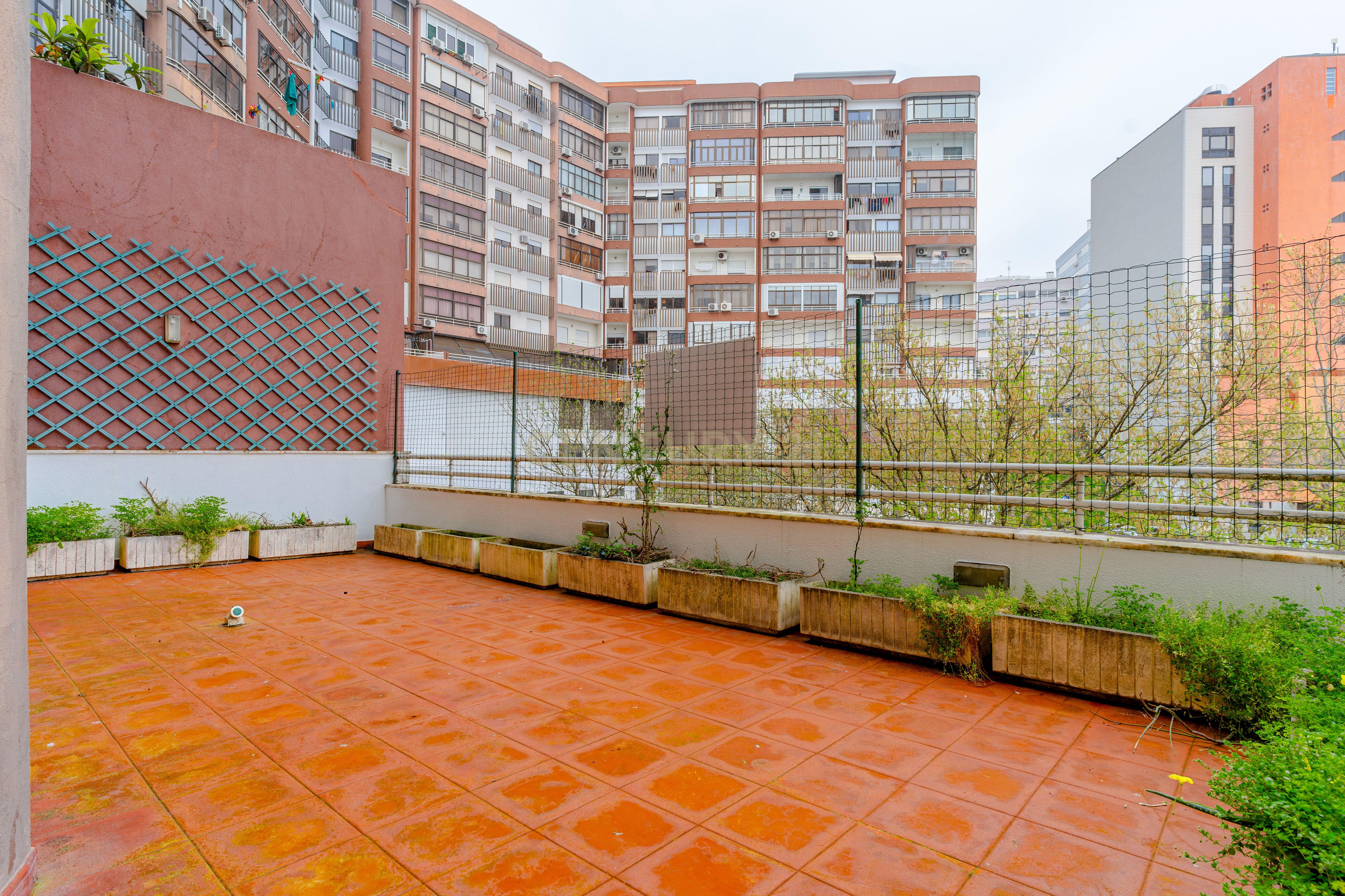 Apartamento 4 assoalhadas 1º andar na rotunda dos bancos - Almada, com terraço e excelentes áreas. - Image 9