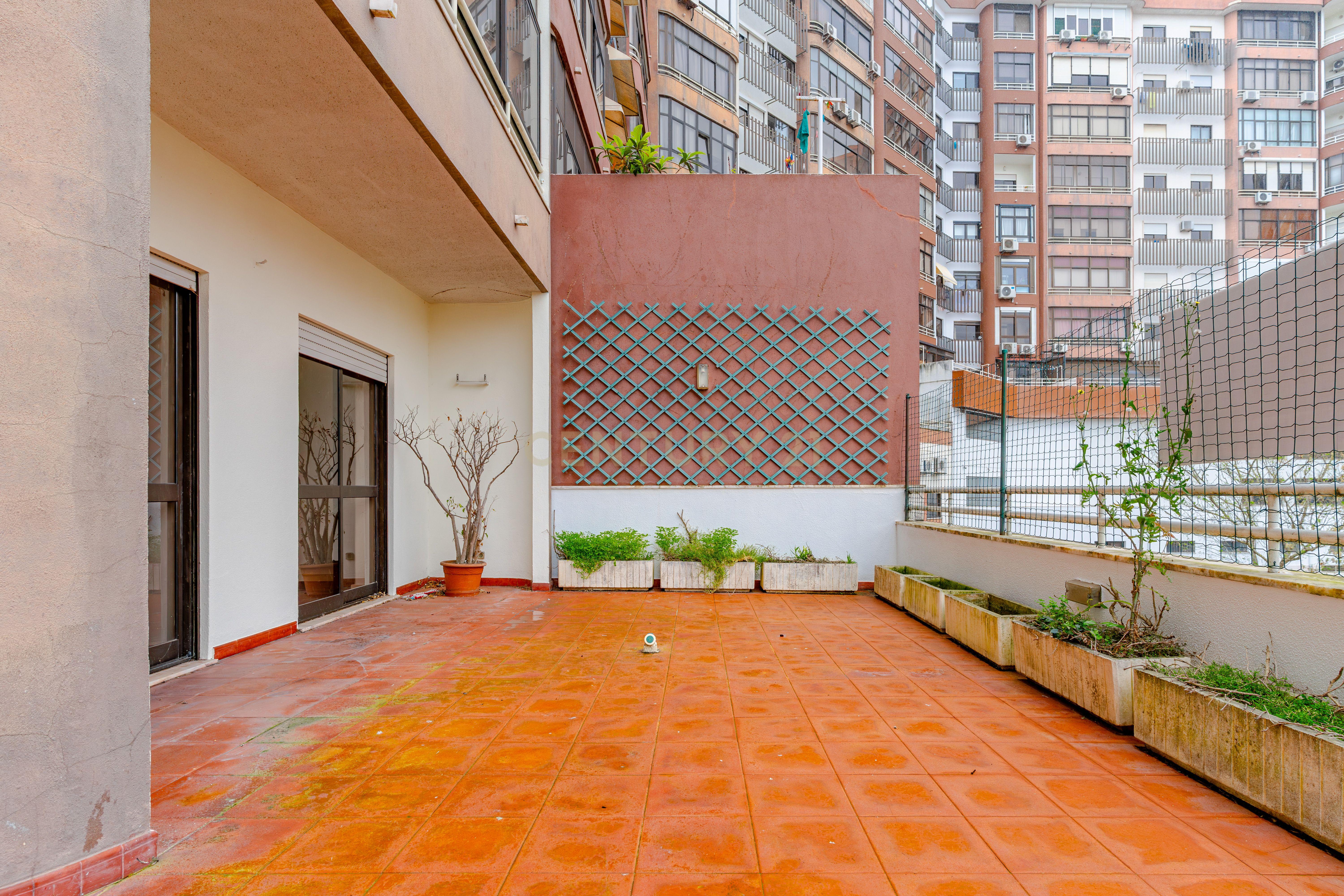 Apartamento 4 assoalhadas 1º andar na rotunda dos bancos - Almada, com terraço e excelentes áreas. - Image 27