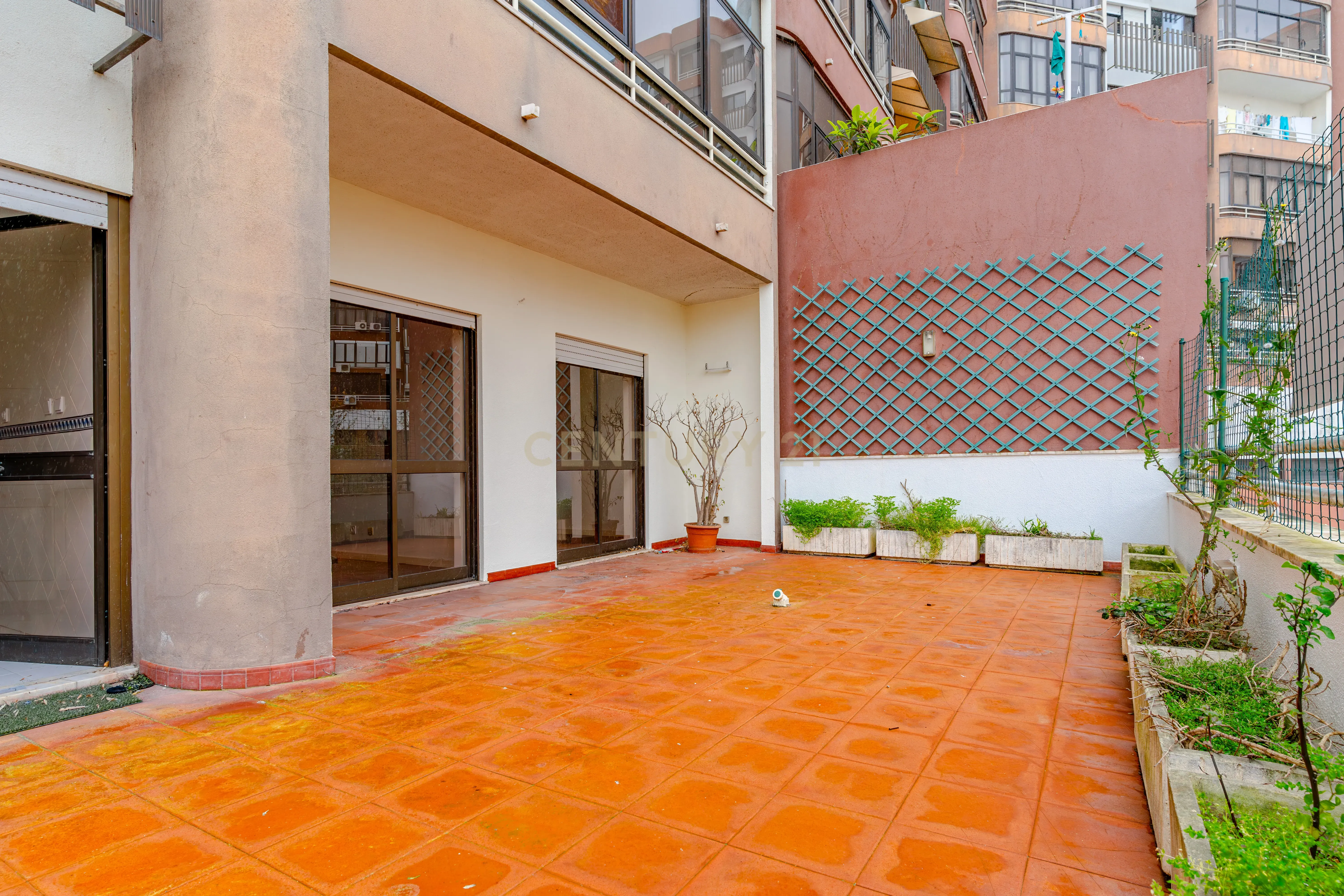 Apartamento 4 assoalhadas 1º andar na rotunda dos bancos - Almada, com terraço e excelentes áreas. - Image 7