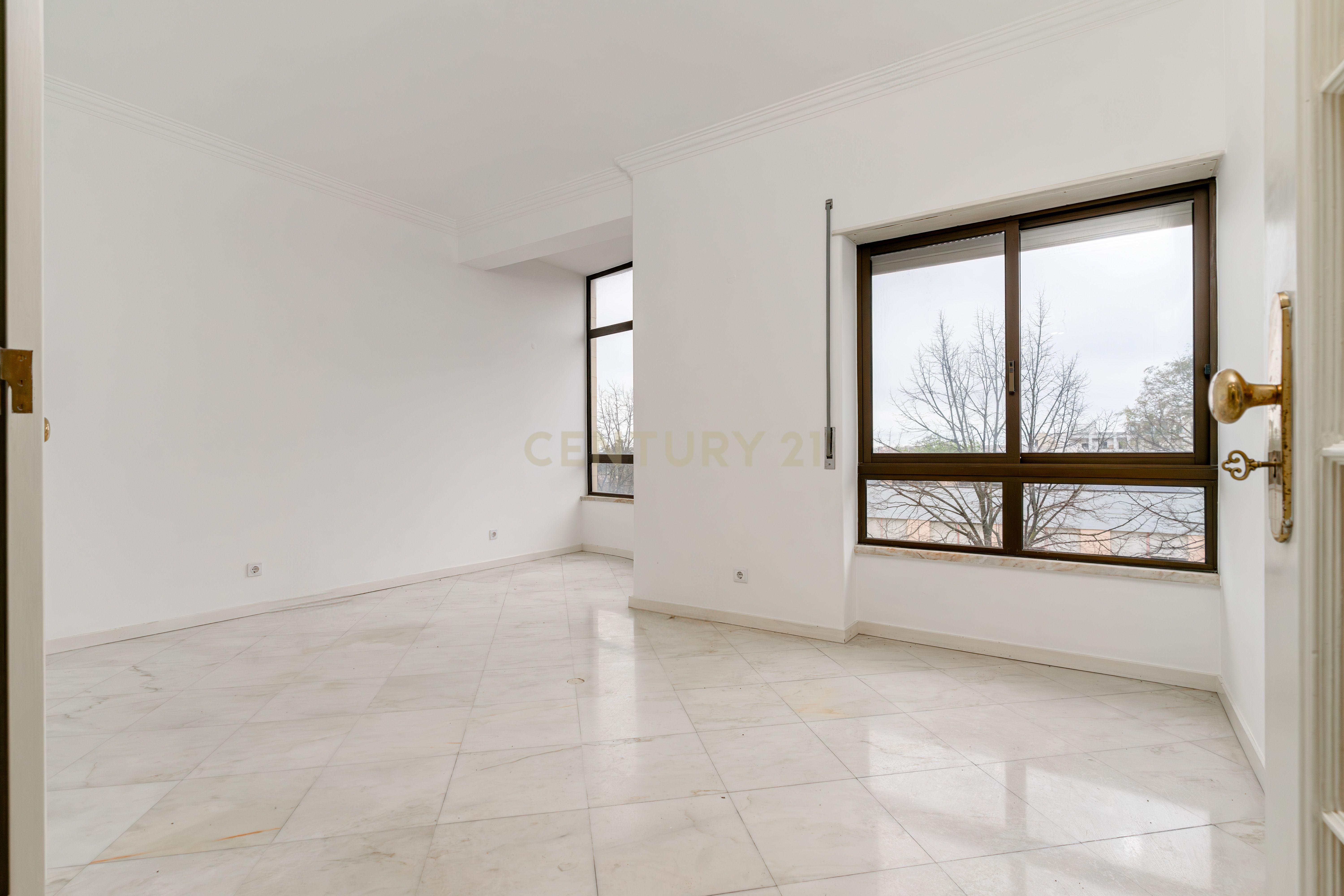 Apartamento 4 assoalhadas 1º andar na rotunda dos bancos - Almada, com terraço e excelentes áreas. - Image 35