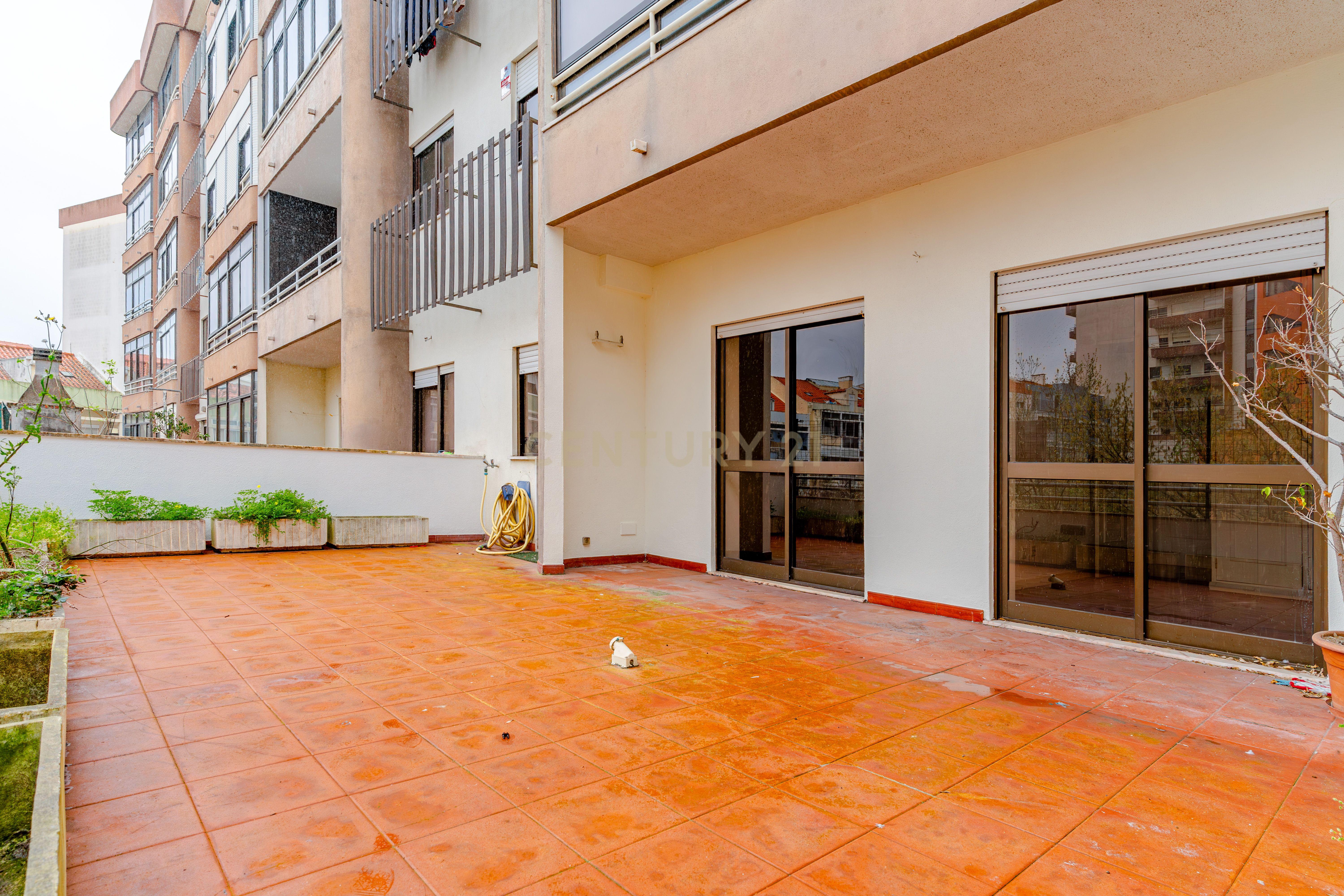 Apartamento 4 assoalhadas 1º andar na rotunda dos bancos - Almada, com terraço e excelentes áreas. - Image 28