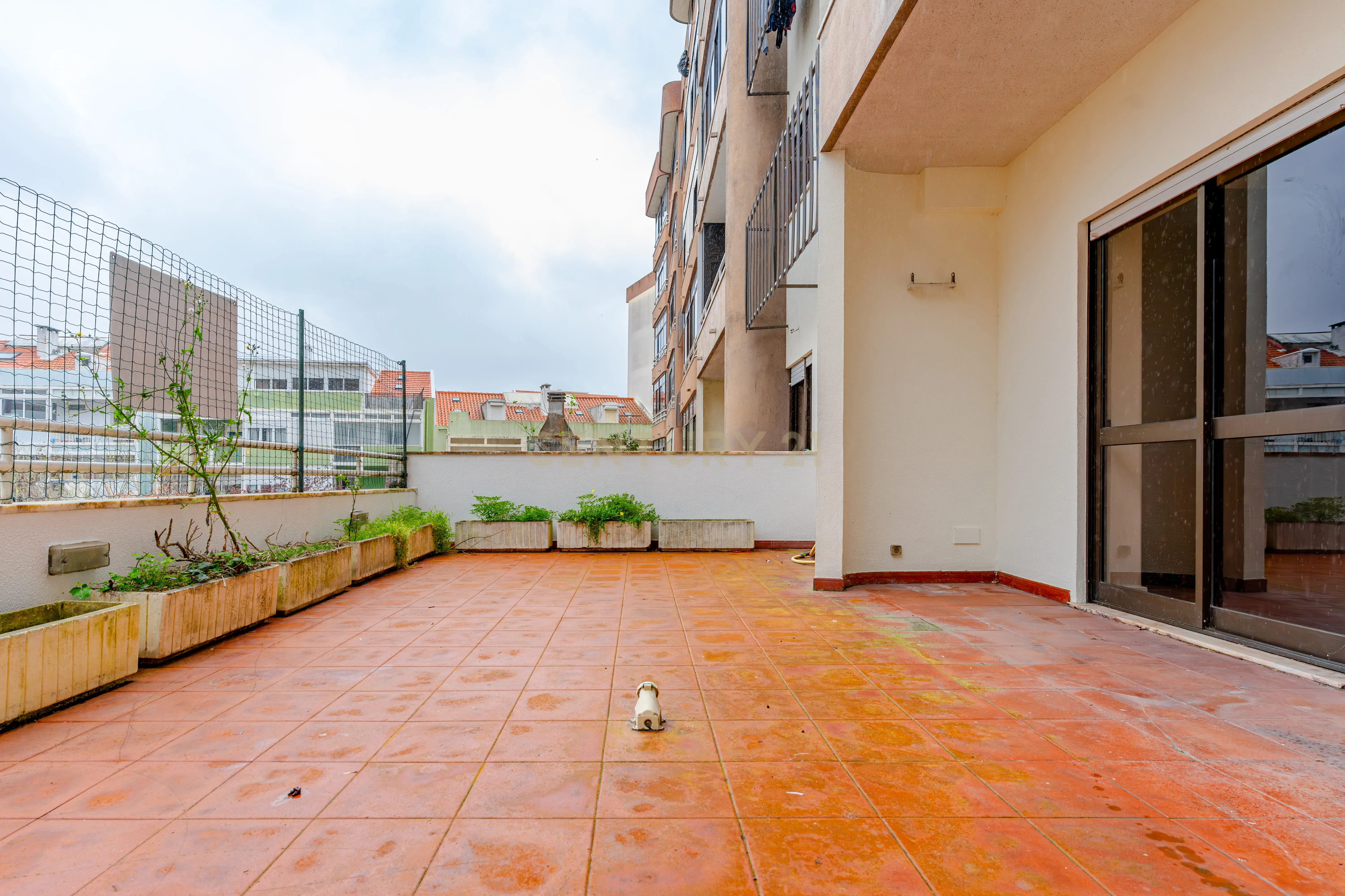 Apartamento 4 assoalhadas 1º andar na rotunda dos bancos - Almada, com terraço e excelentes áreas. - Image 29