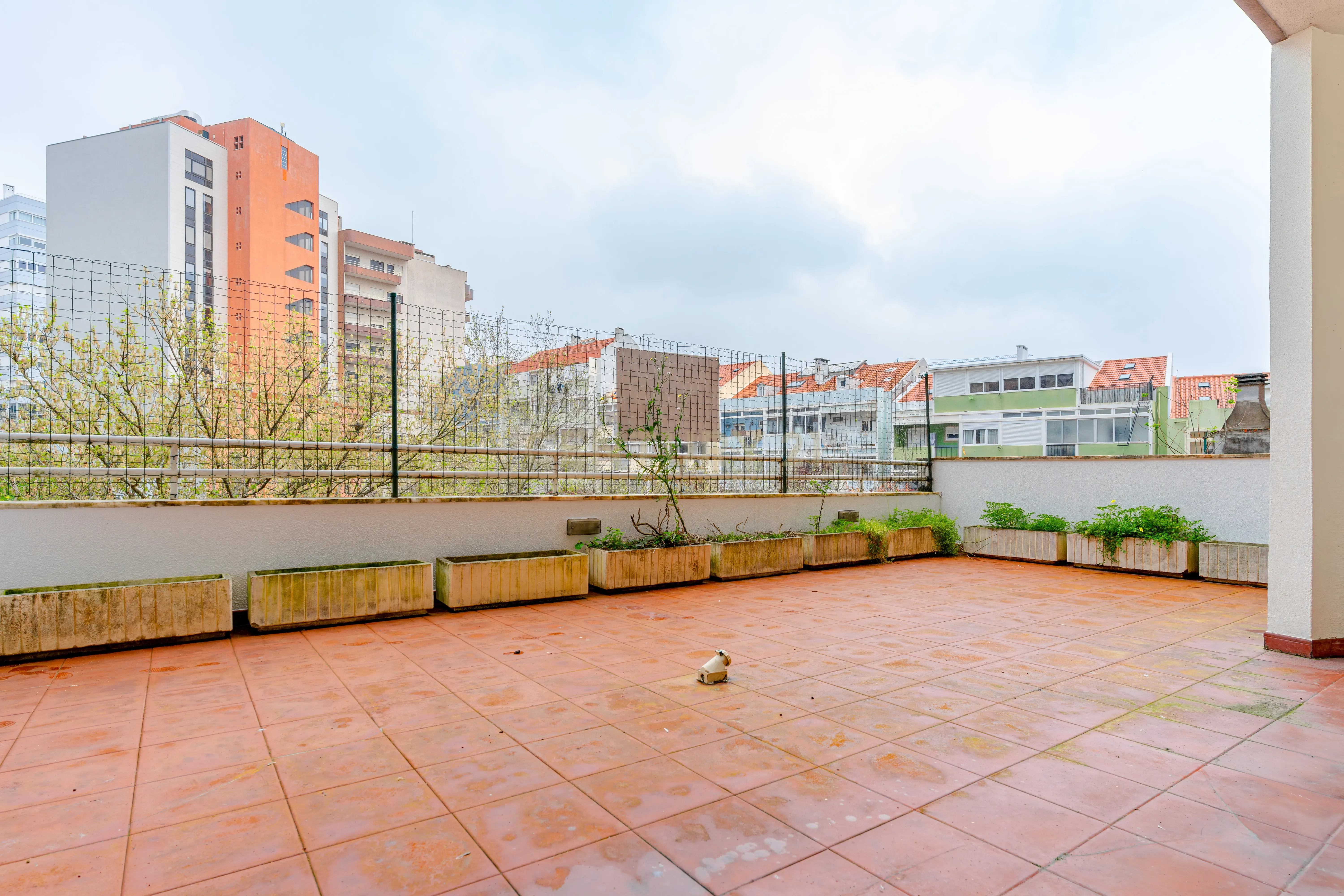 Apartamento 4 assoalhadas 1º andar na rotunda dos bancos - Almada, com terraço e excelentes áreas. - Image 30