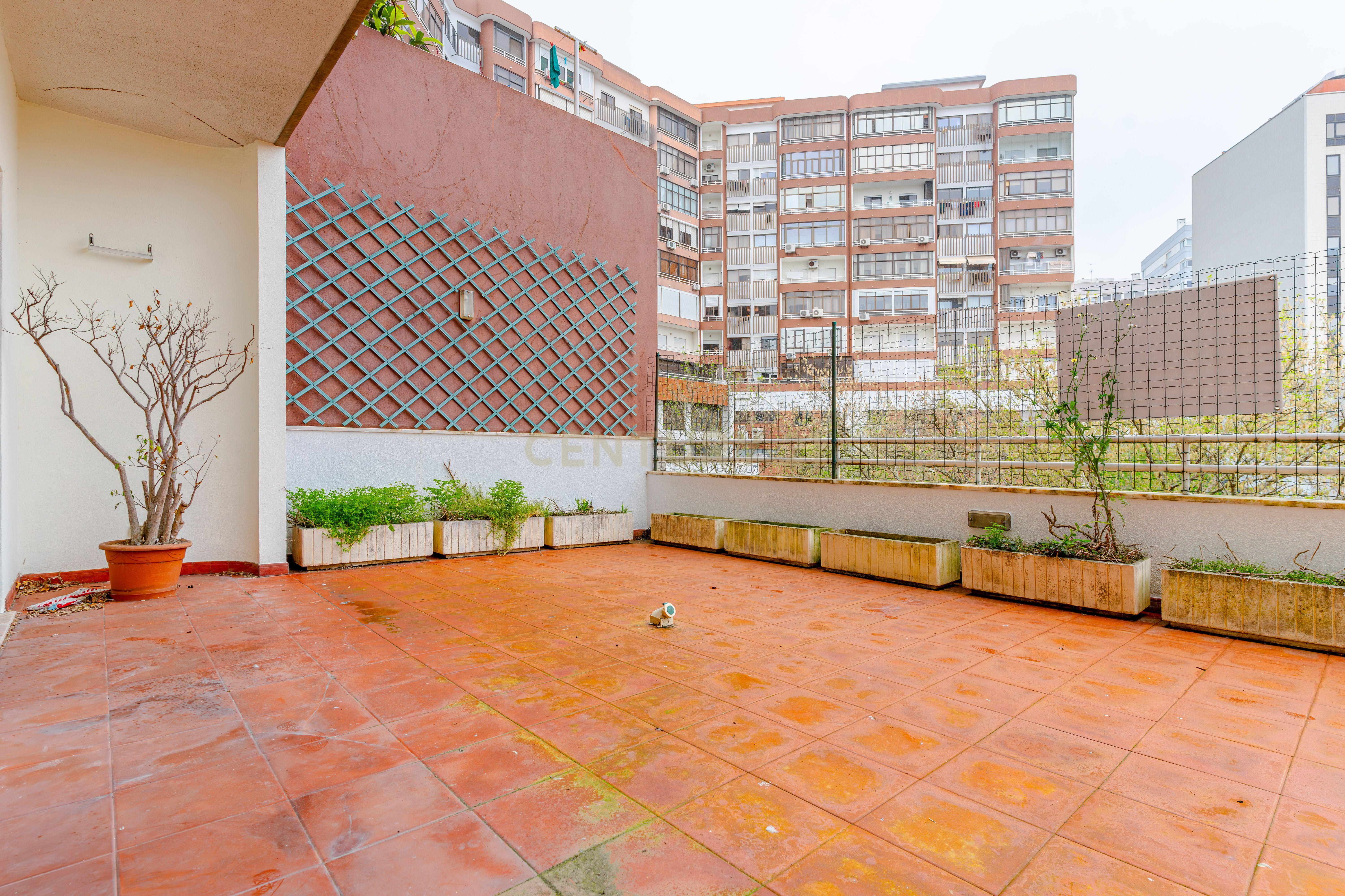 Apartamento 4 assoalhadas 1º andar na rotunda dos bancos - Almada, com terraço e excelentes áreas. - Image 31
