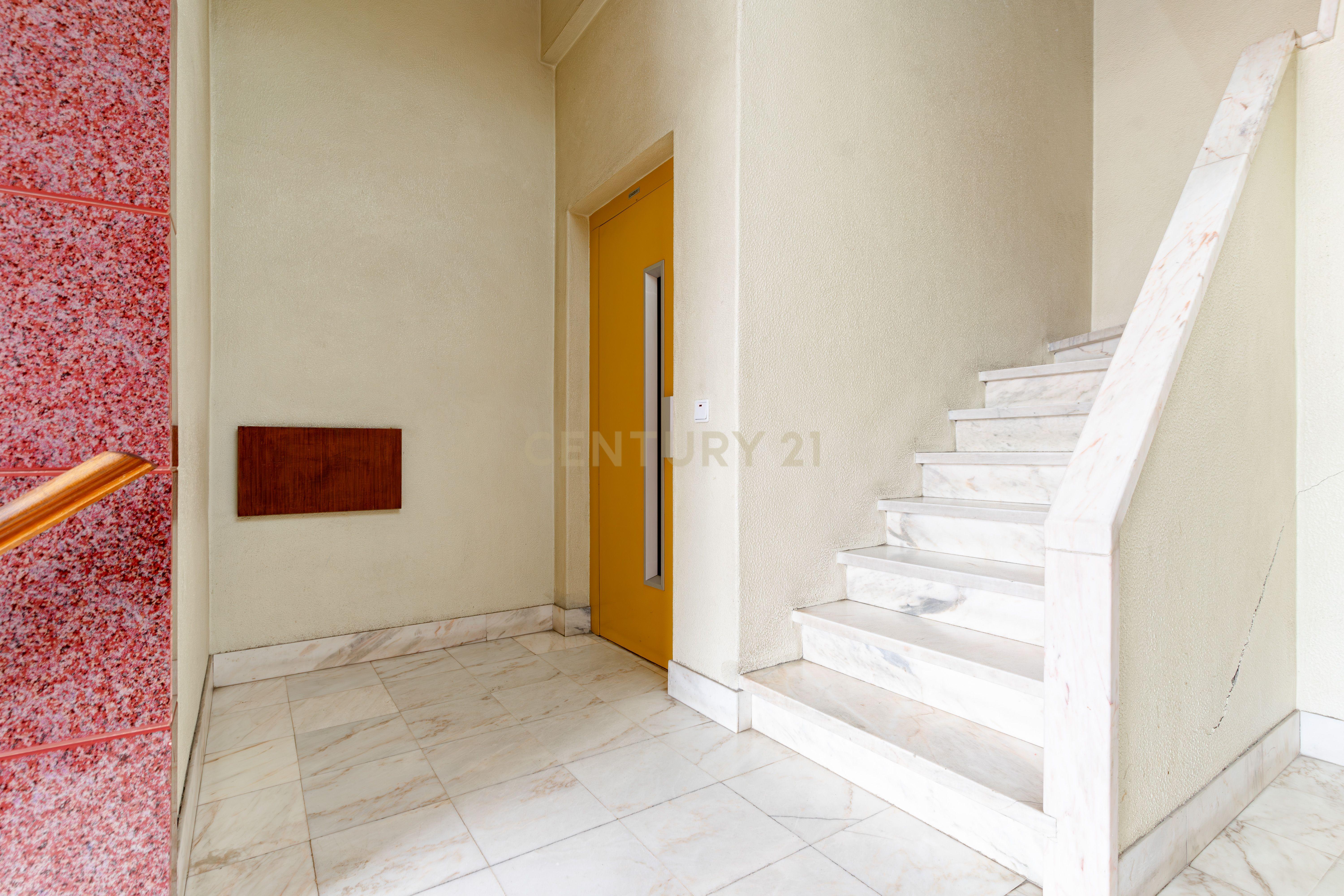 Apartamento 4 assoalhadas 1º andar na rotunda dos bancos - Almada, com terraço e excelentes áreas. - Image 32
