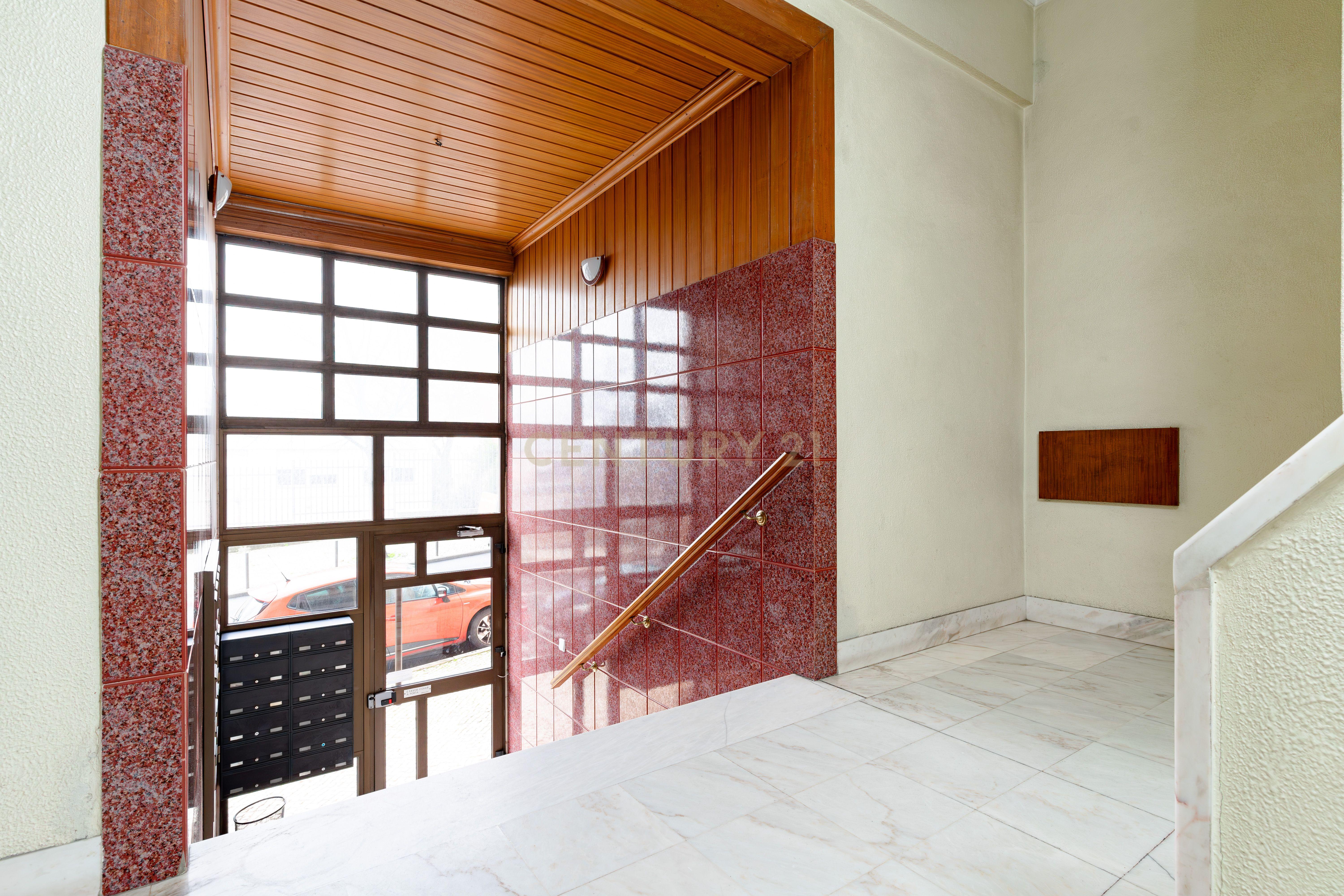 Apartamento 4 assoalhadas 1º andar na rotunda dos bancos - Almada, com terraço e excelentes áreas. - Image 6