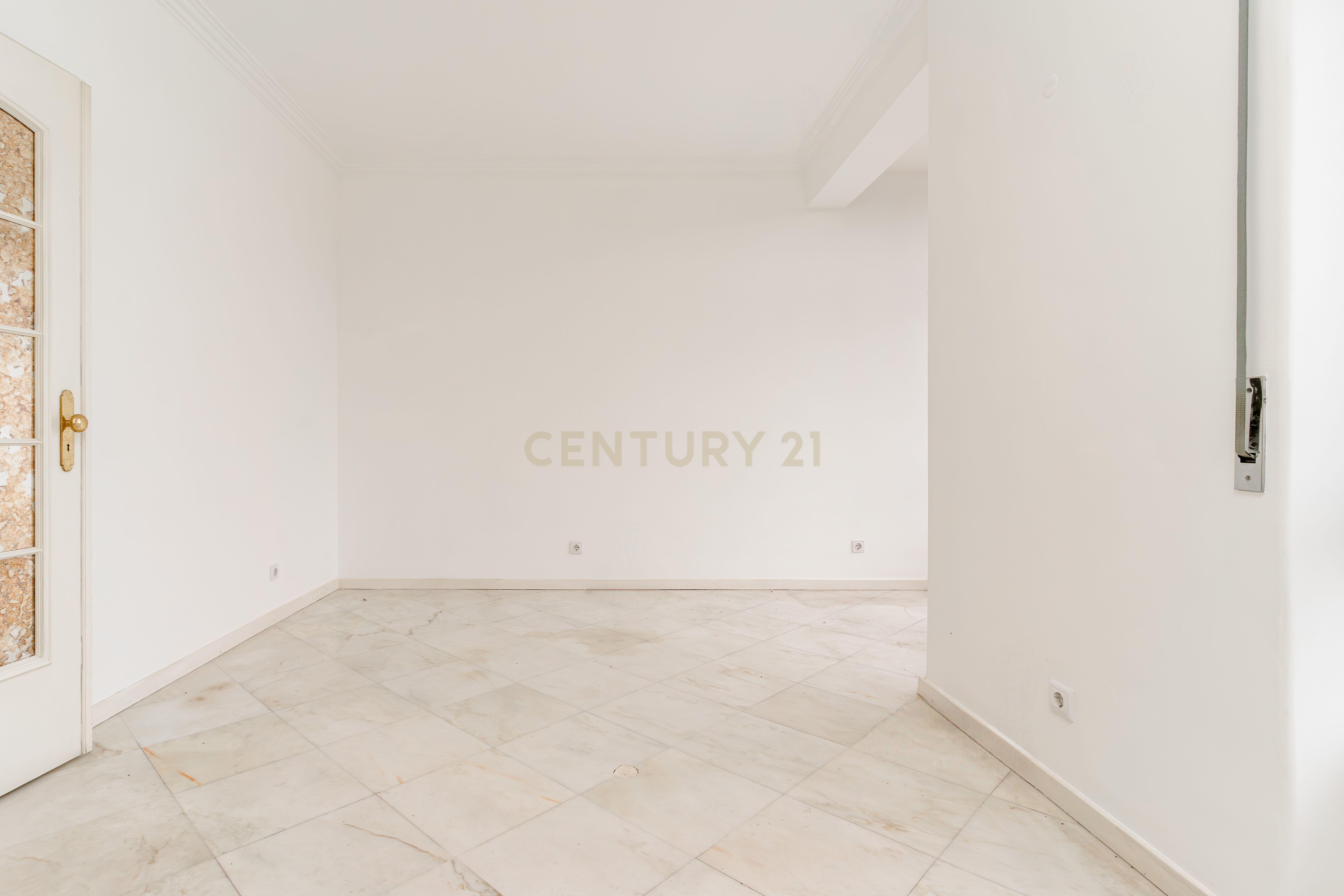 Apartamento 4 assoalhadas 1º andar na rotunda dos bancos - Almada, com terraço e excelentes áreas. - Image 17
