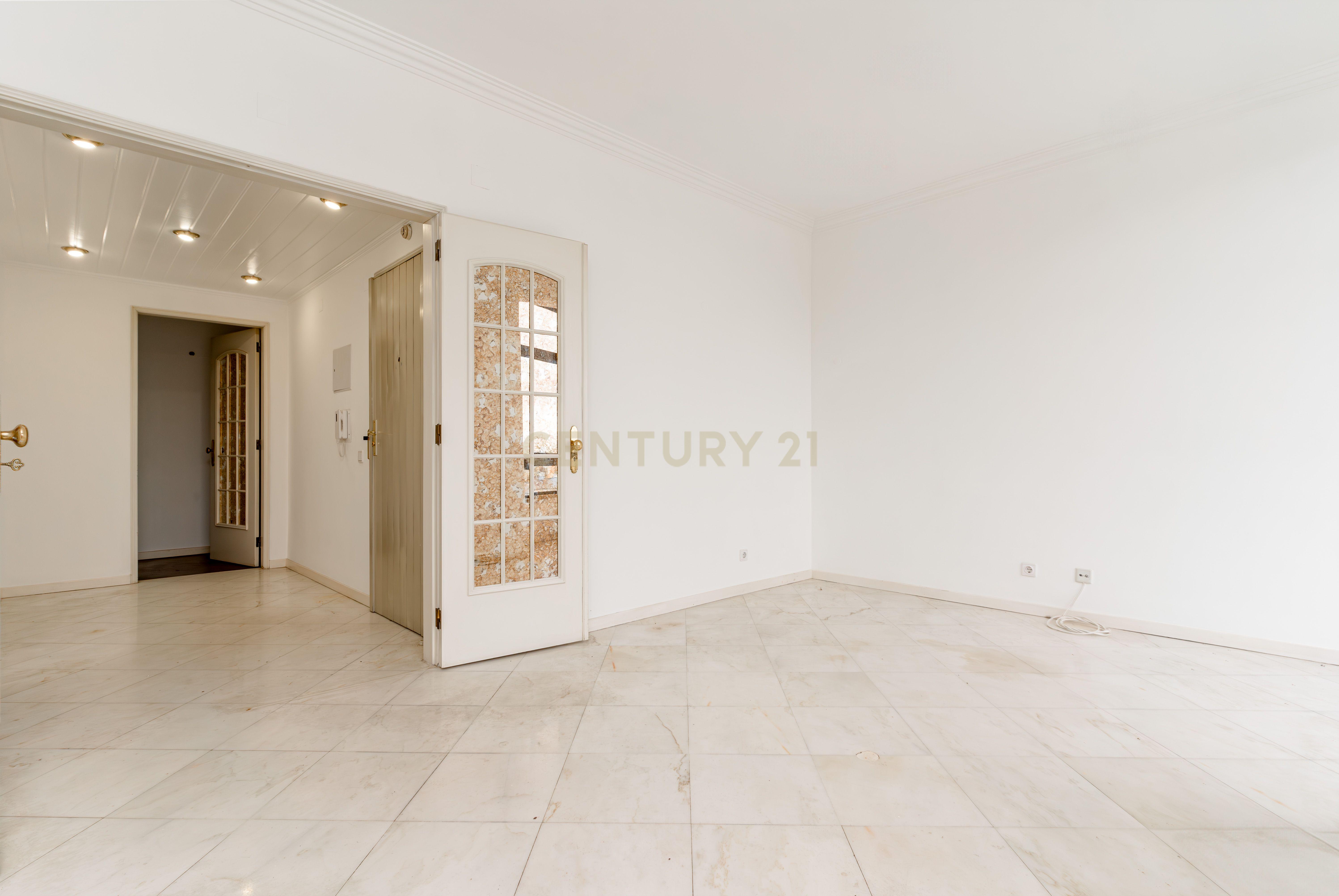 Apartamento 4 assoalhadas 1º andar na rotunda dos bancos - Almada, com terraço e excelentes áreas. - Image 8
