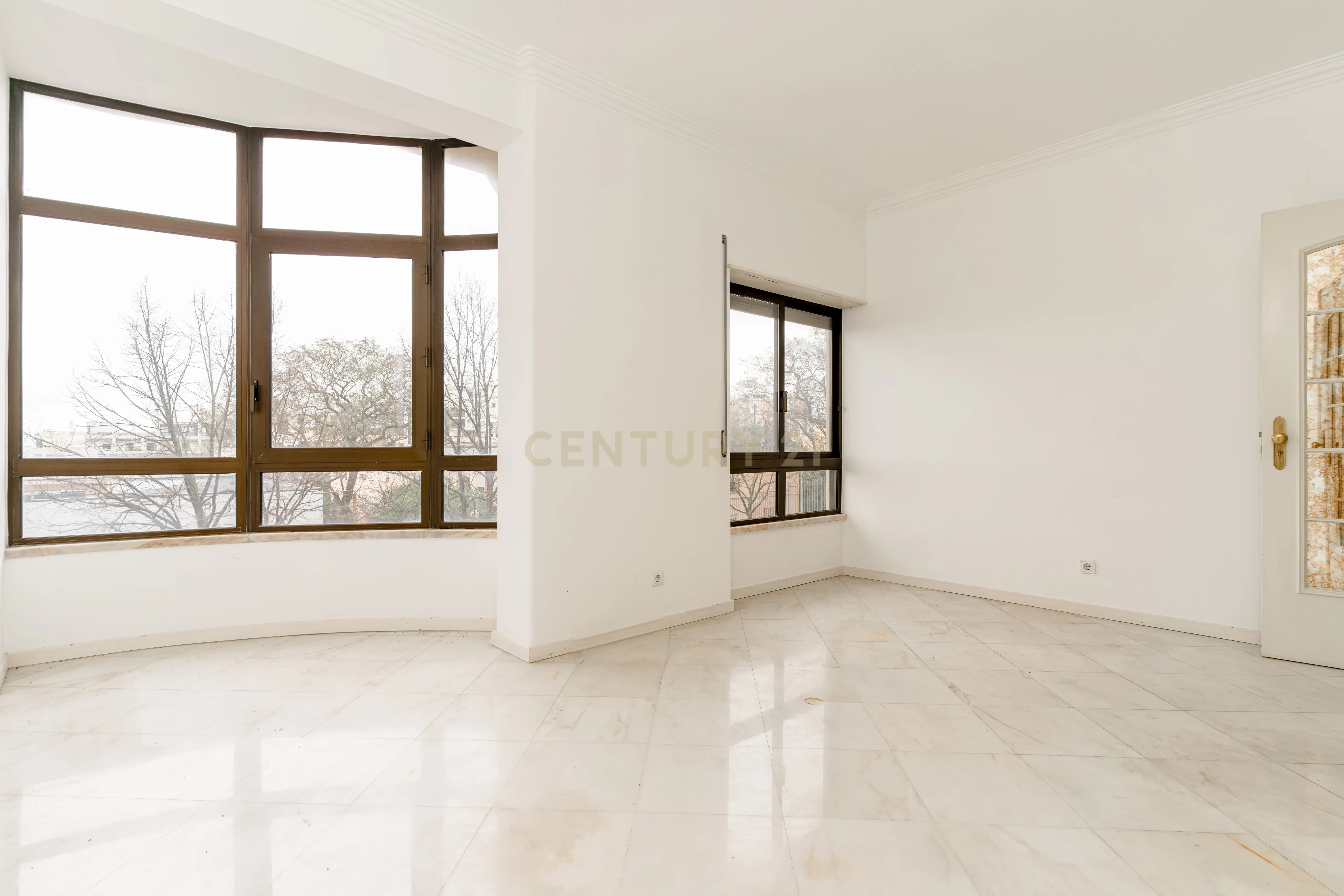 Apartamento 4 assoalhadas 1º andar na rotunda dos bancos - Almada, com terraço e excelentes áreas. - Image 1