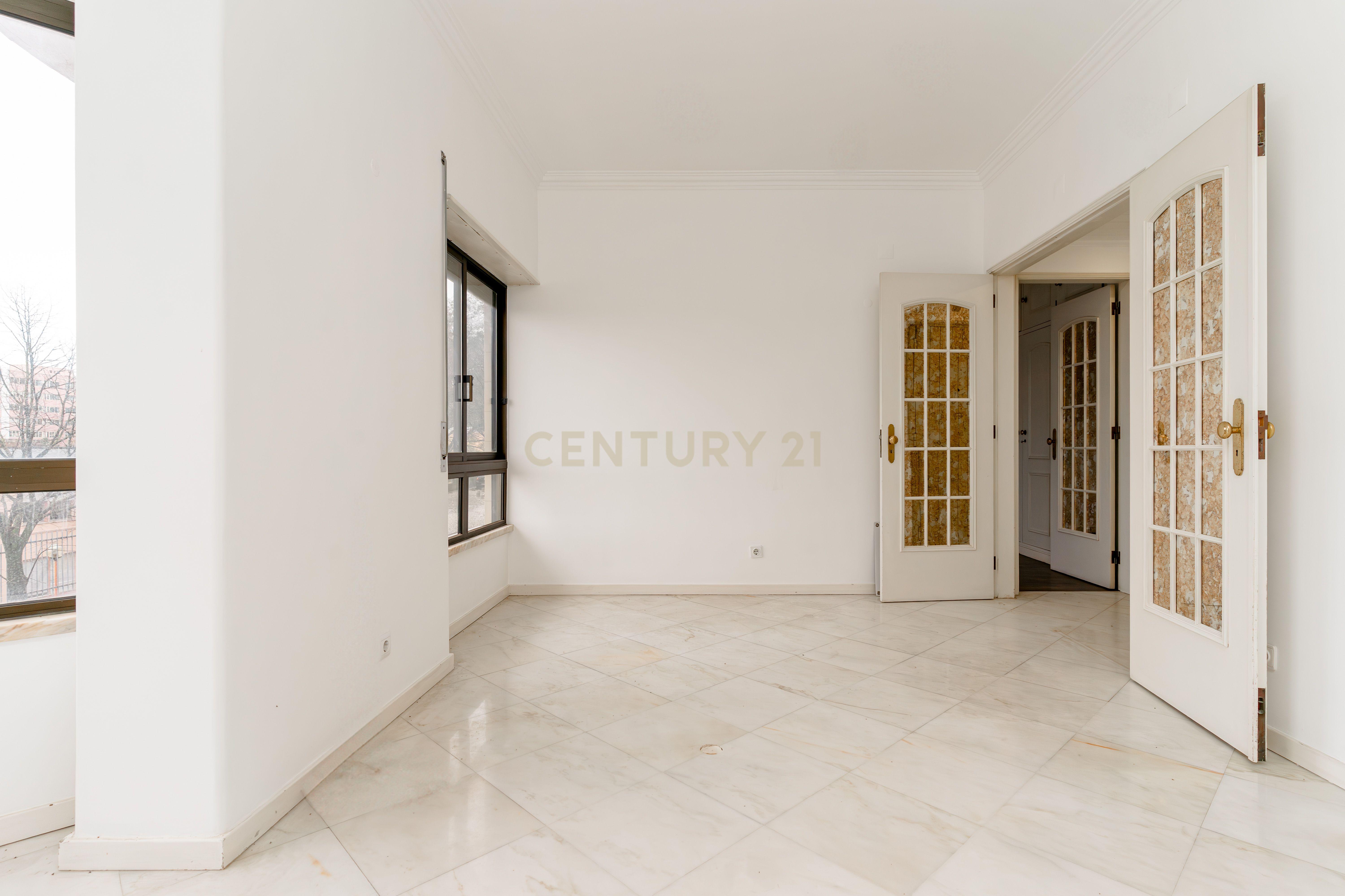 Apartamento 4 assoalhadas 1º andar na rotunda dos bancos - Almada, com terraço e excelentes áreas. - Image 3