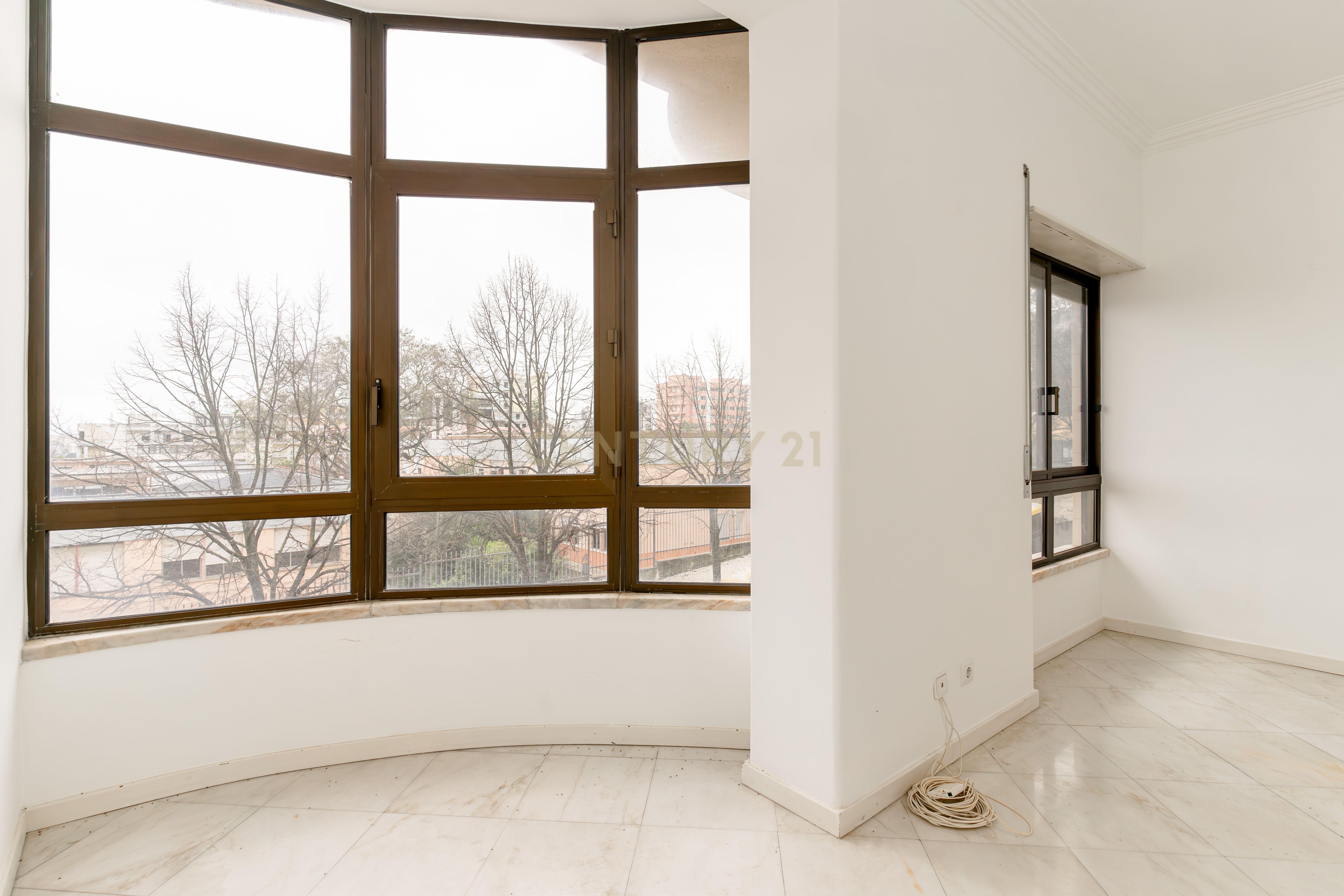 Apartamento 4 assoalhadas 1º andar na rotunda dos bancos - Almada, com terraço e excelentes áreas. - Image 10