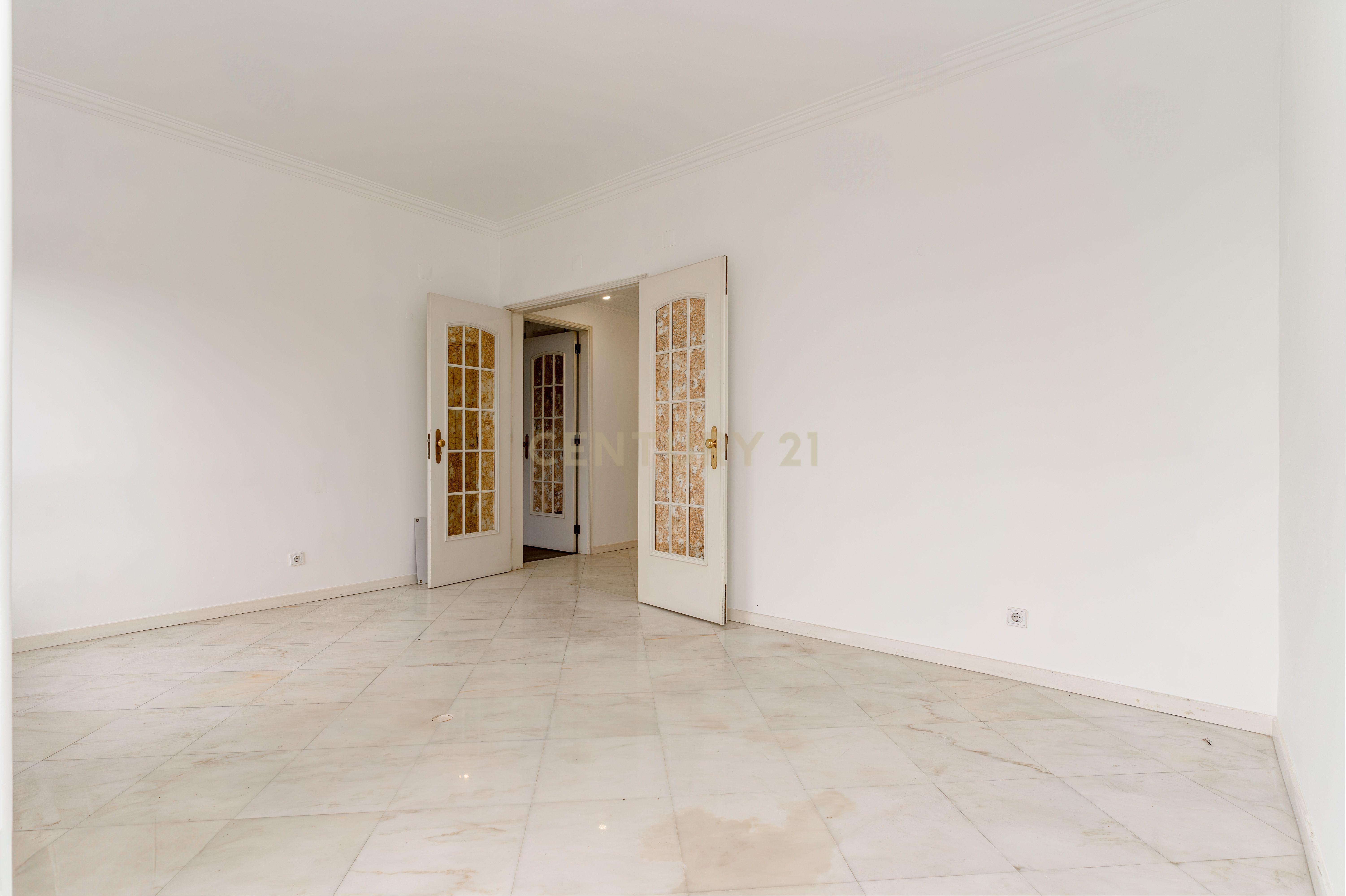 Apartamento 4 assoalhadas 1º andar na rotunda dos bancos - Almada, com terraço e excelentes áreas. - Image 11