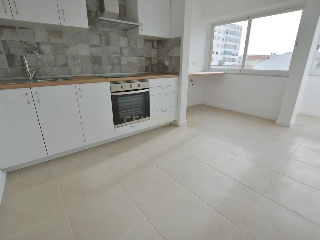 Apartamento T4 para arrendar no centro de Torres Vedras - Image 1