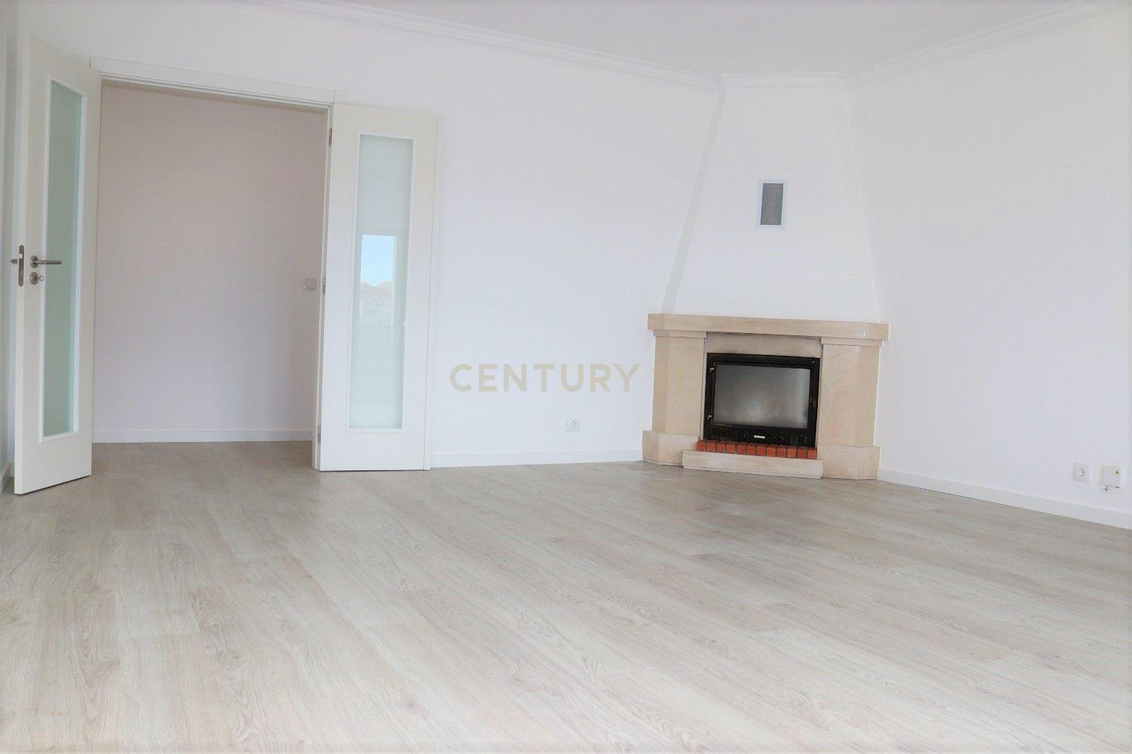 Apartamento T3 Remodelado c/ Garagem Arrecadação | Centro de Mafra - Image 8