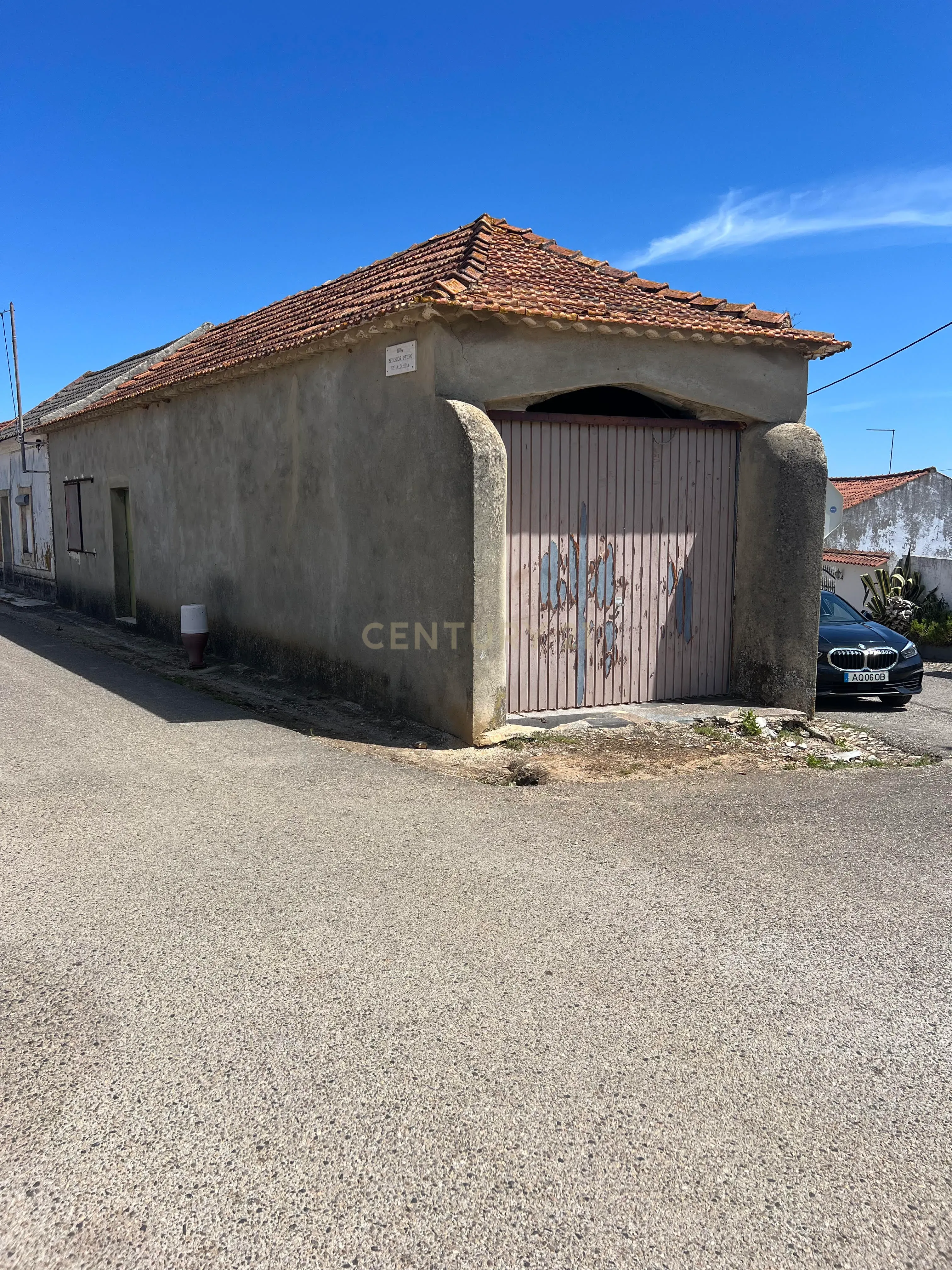 Potencial a 50km de Lisboa: Casa para Renovar com Amplo Logradouro numa Vila Tranquila - Image 1