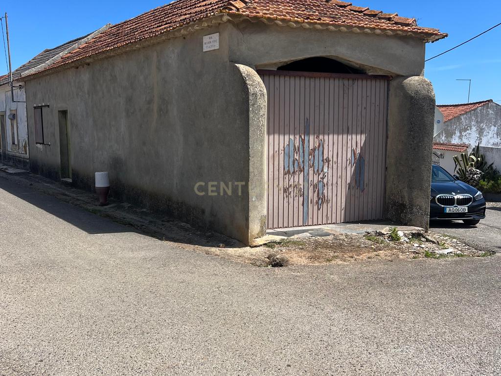 Potencial a 50km de Lisboa: Casa para Renovar com Amplo Logradouro numa Vila Tranquila - Image 1