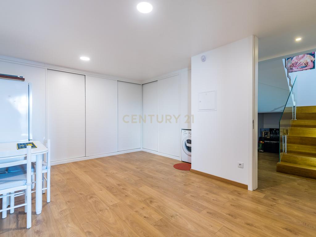 Moradia T3+2 | Sesimbra com Piscina, Jacuzzi, duas Pérgulas Bioclimáticas e muito mais. - Image 94
