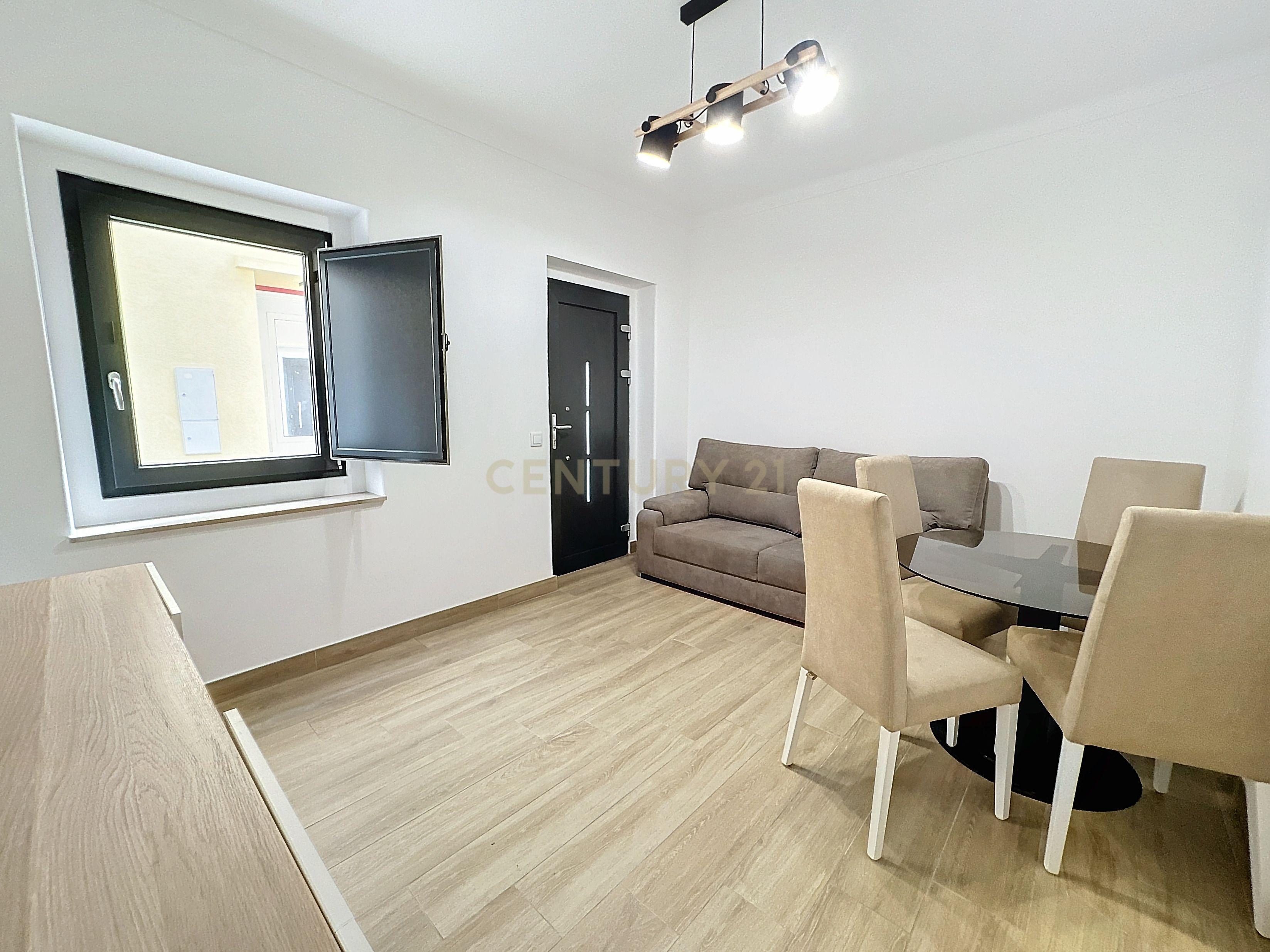 Apartamento - Rés-do-Chão - Centro Histórico - Nazaré - Arrendamento - Image 1