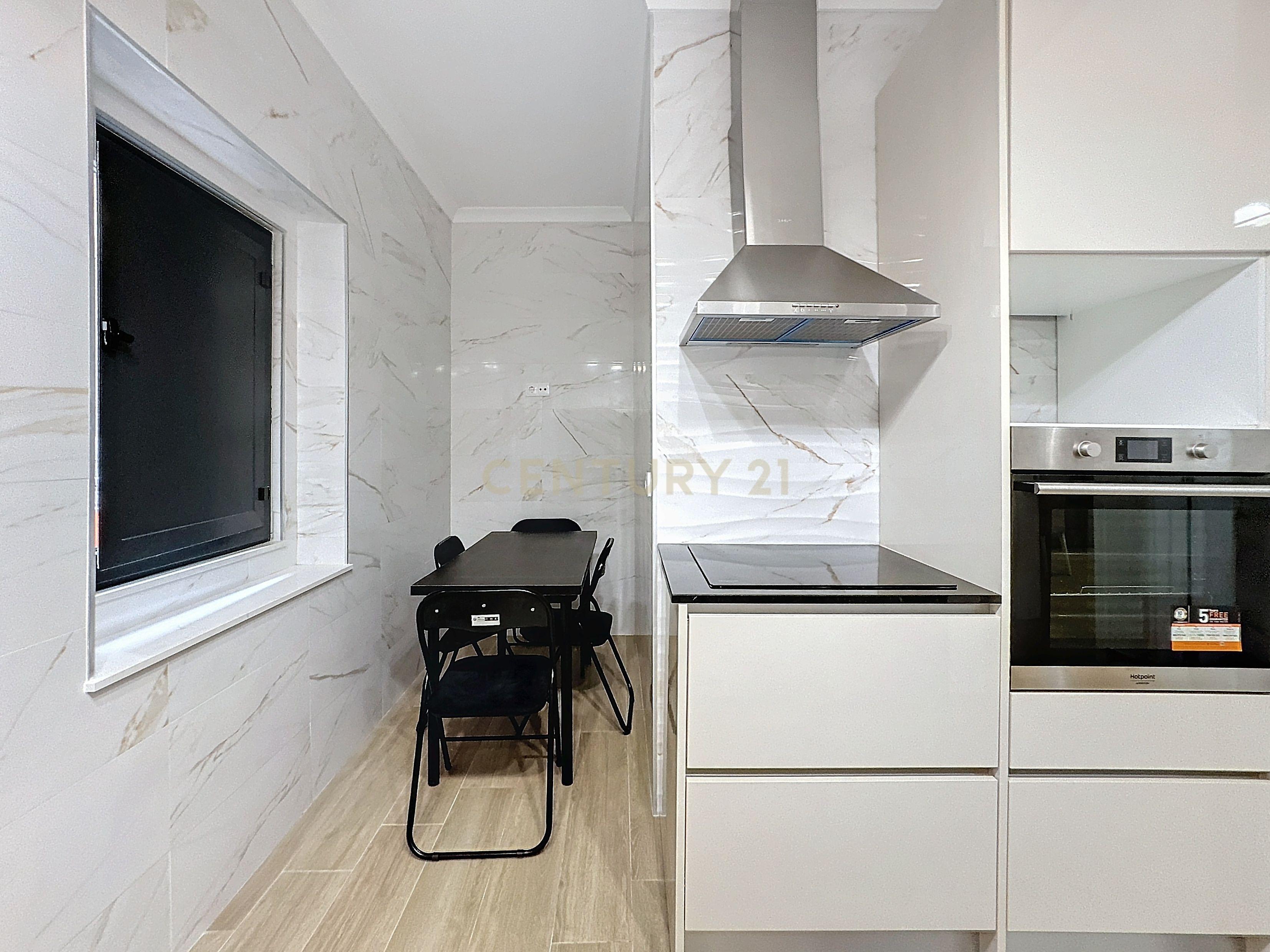 Apartamento - Rés-do-Chão - Centro Histórico - Nazaré - Arrendamento - Image 4