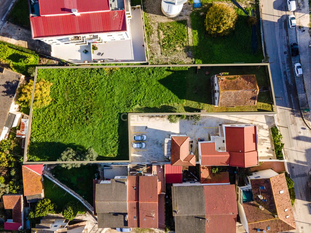 Moradia para reconstrução com Terreno de 1504m2 junto ao Mercado de Condeixa - Image 1