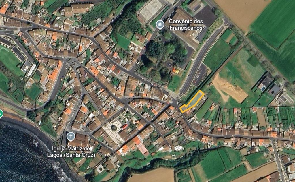 Moradia de 2 pisos com terreno de 348 m² no centro de Santa Cruz, Lagoa - Image 5