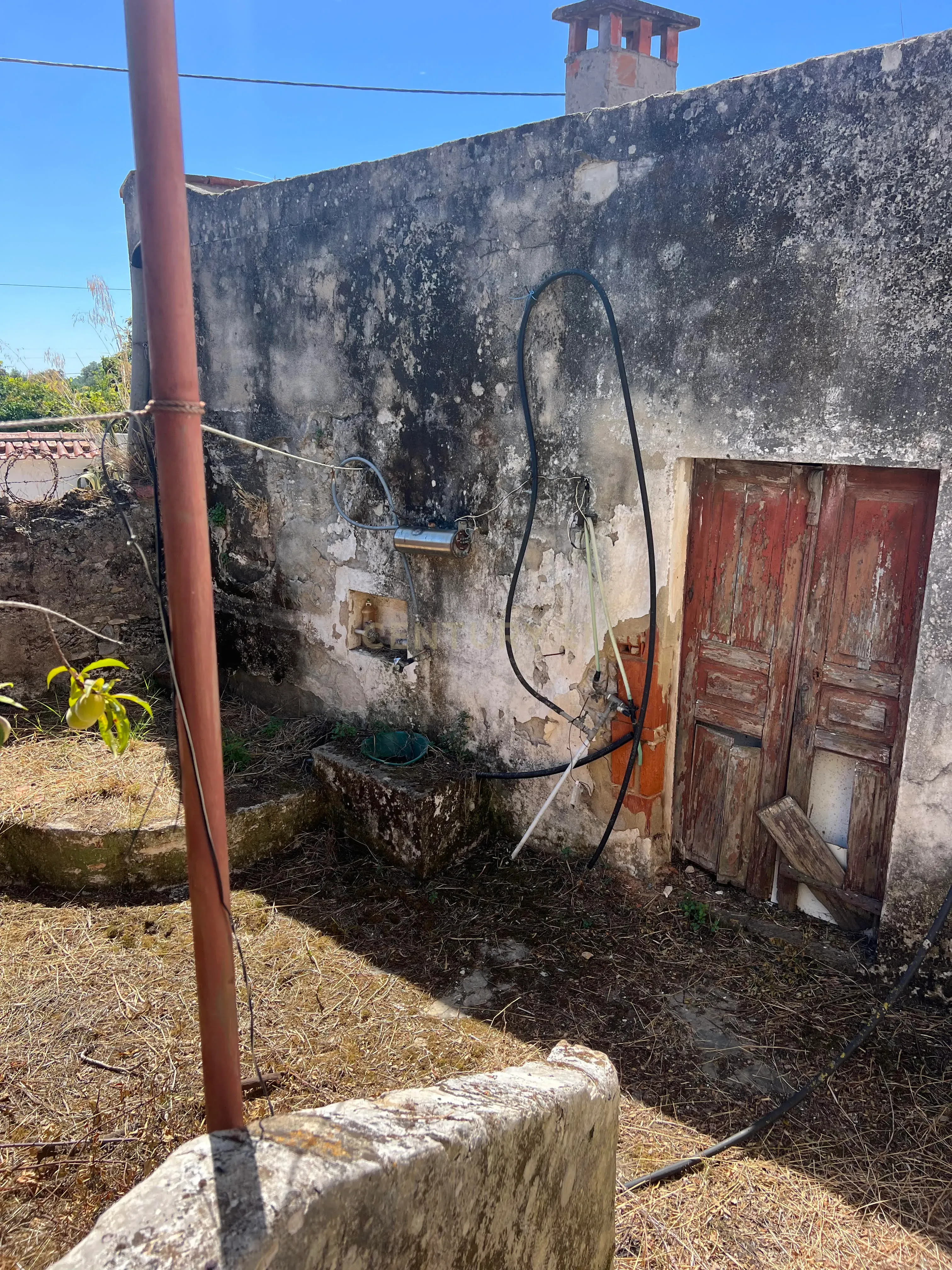 Potencial a 50km de Lisboa: Casa para Renovar com Amplo Logradouro numa Vila Tranquila - Image 6