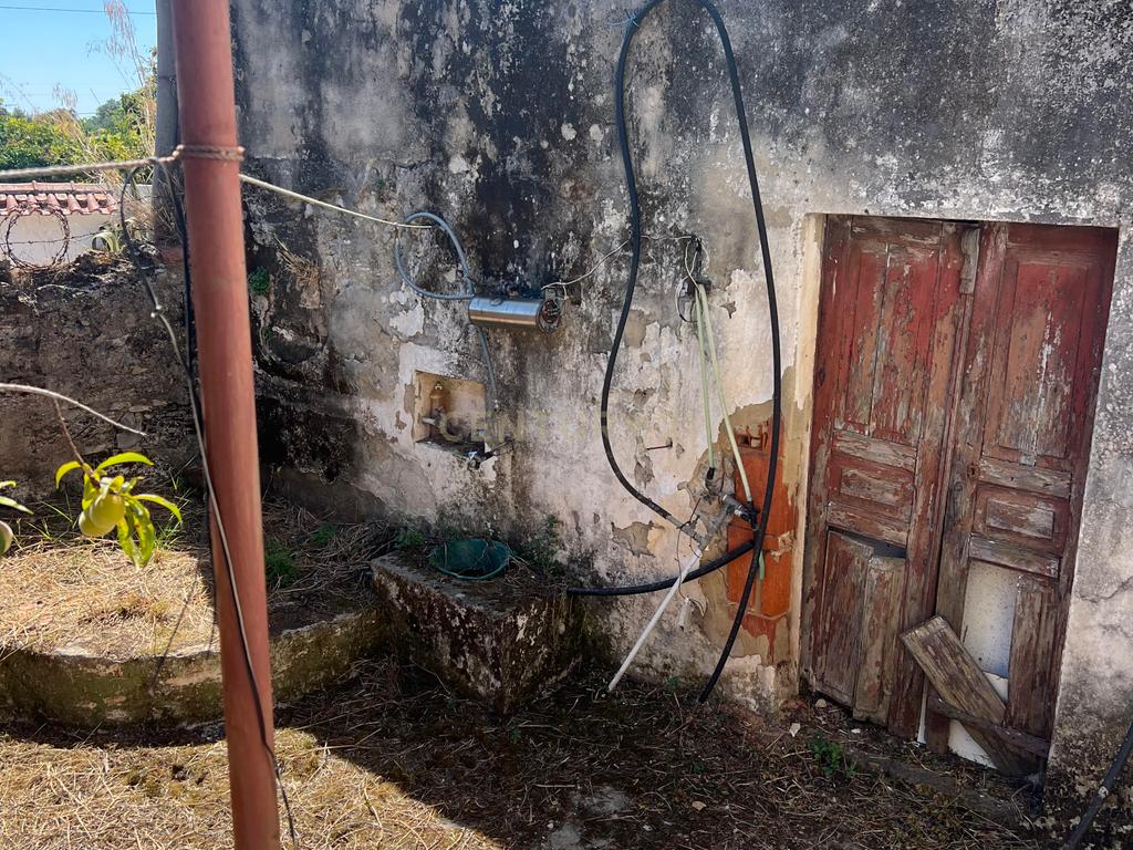 Potencial a 50km de Lisboa: Casa para Renovar com Amplo Logradouro numa Vila Tranquila - Image 6