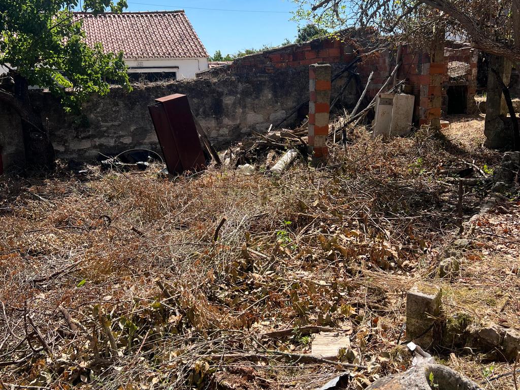 Potencial a 50km de Lisboa: Casa para Renovar com Amplo Logradouro numa Vila Tranquila - Image 8
