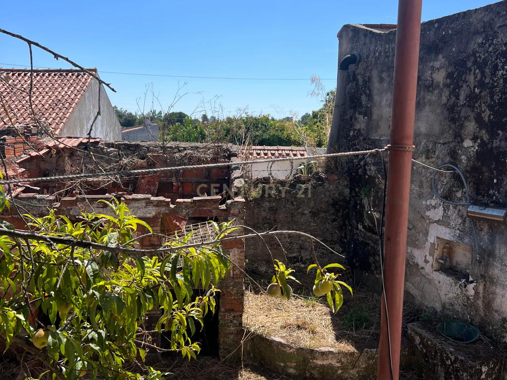 Potencial a 50km de Lisboa: Casa para Renovar com Amplo Logradouro numa Vila Tranquila - Image 18