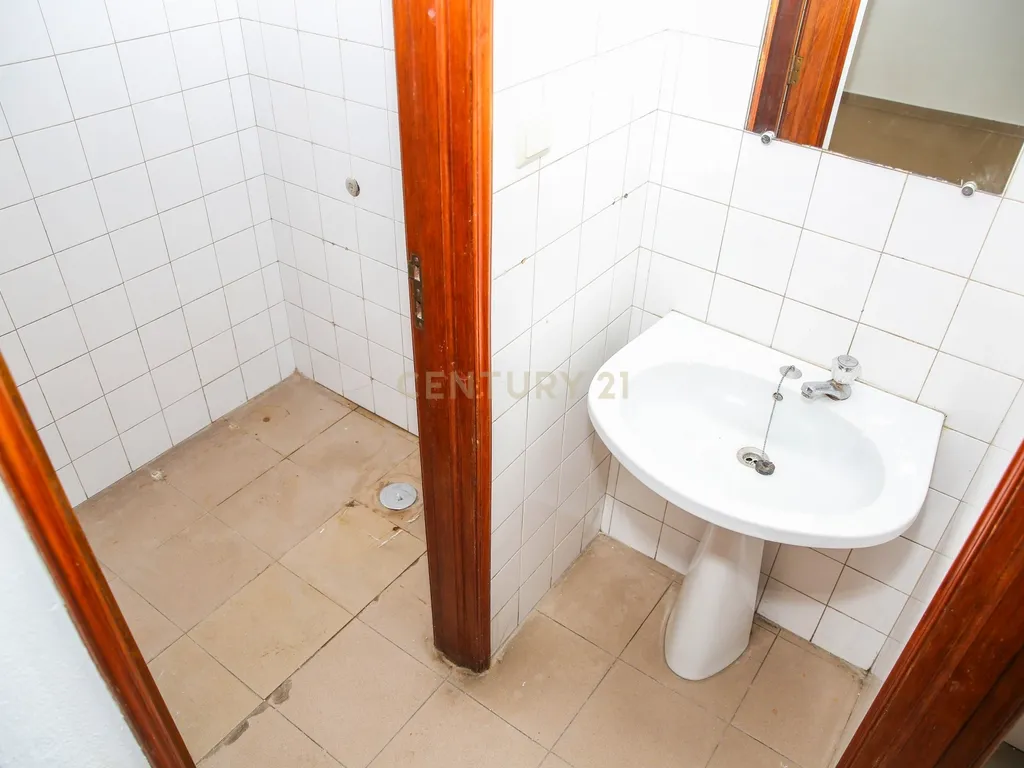 Prédio em Propriedade Total - Habitação e Comércio - Image 107