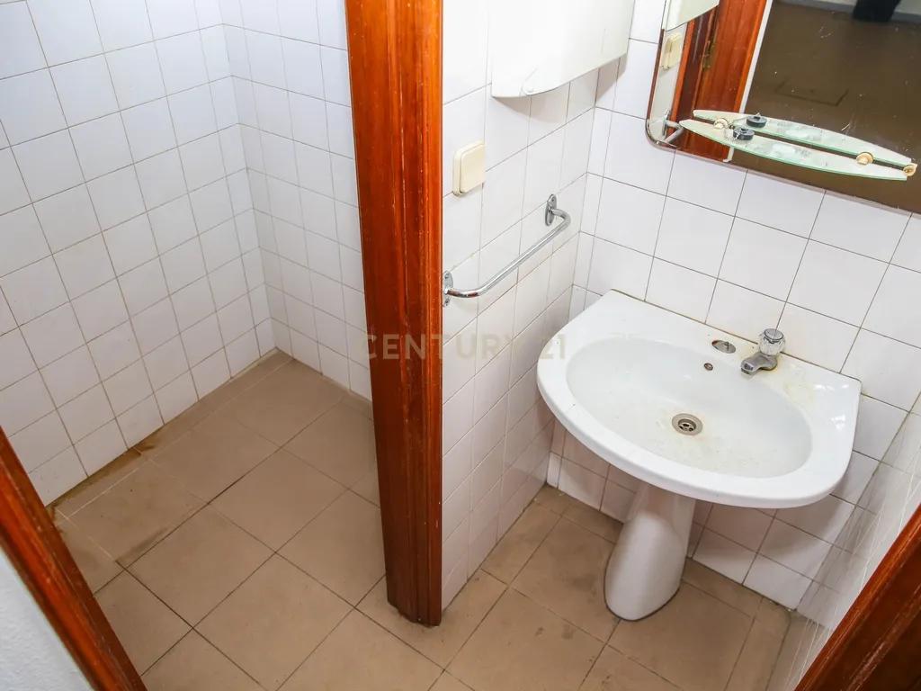 Prédio em Propriedade Total - Habitação e Comércio - Image 127