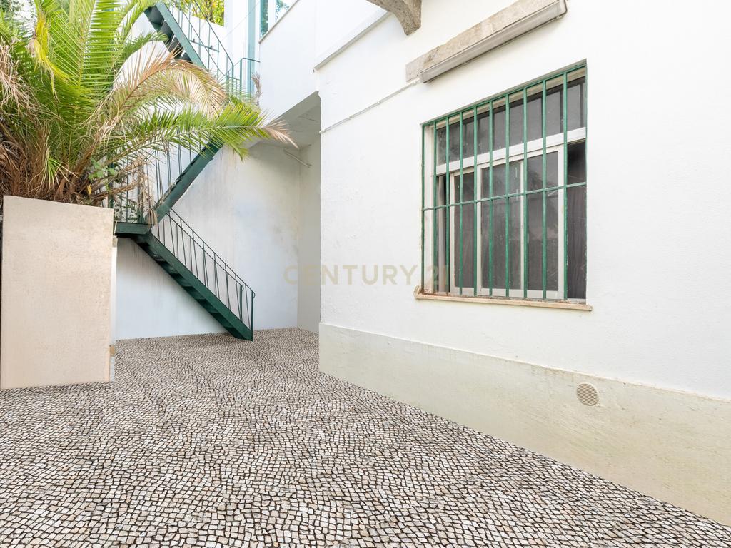 Excelente loja de 115 m² com logradouro em Santo António, Lisboa - Image 7