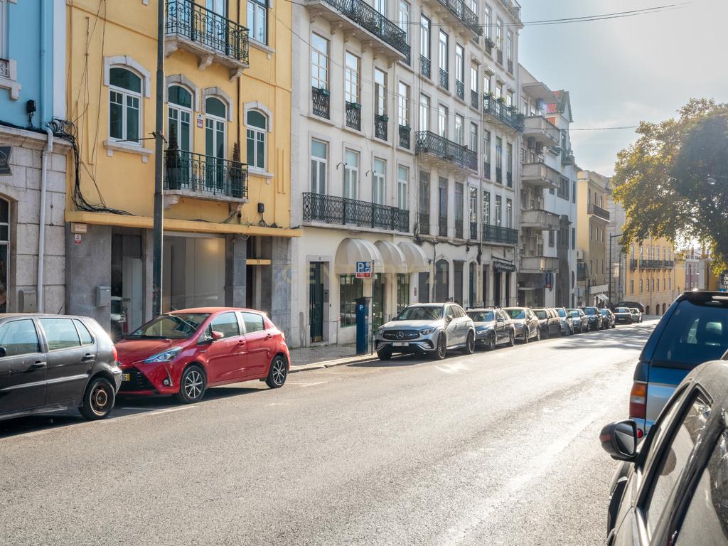 Excelente loja de 115 m² com logradouro em Santo António, Lisboa - Image 8