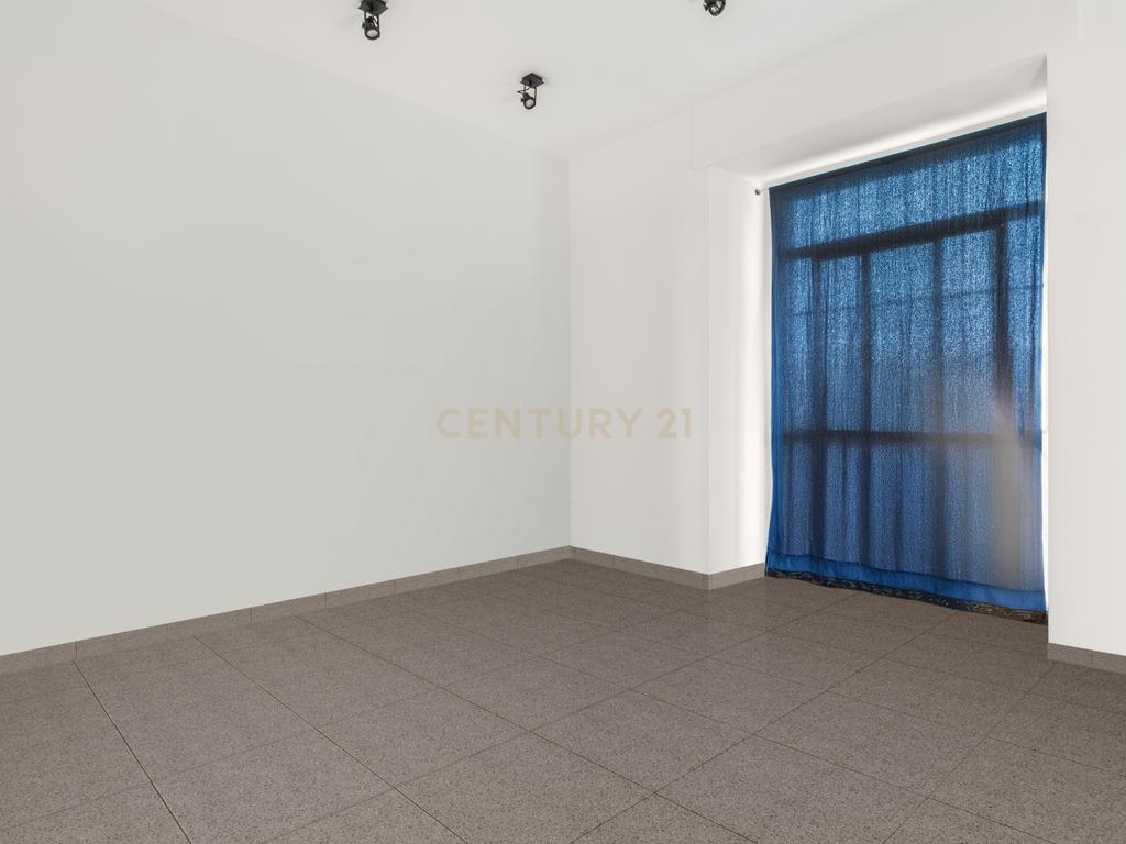 Excelente loja de 115 m² com logradouro em Santo António, Lisboa - Image 6