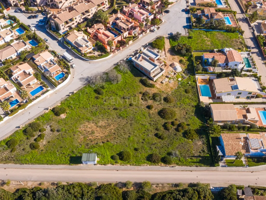 Lote exclusivo para construção de moradia isolada - Image 13