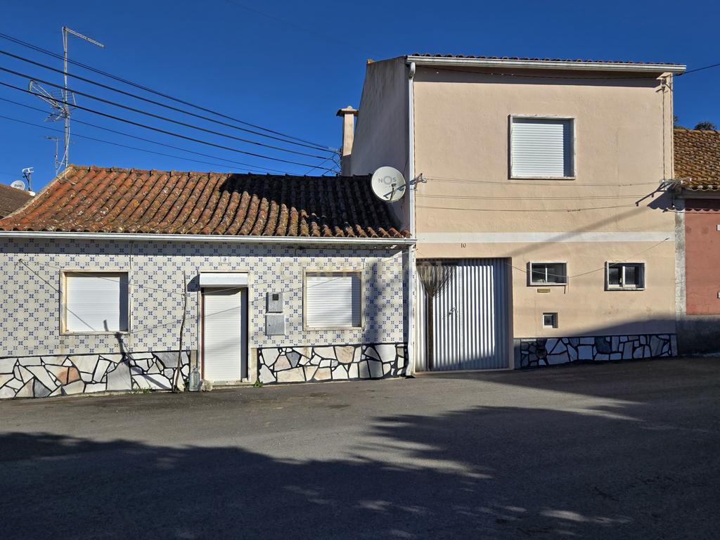 Moradia T2  para renovação - Maxial  e Monte Redondo - Image 1