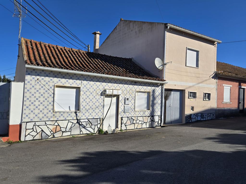 Moradia T2  para renovação - Maxial  e Monte Redondo - Image 2