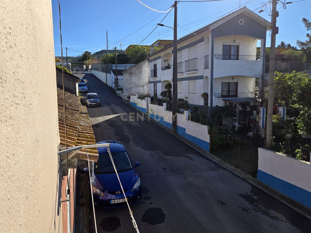 Moradia T2  para renovação - Maxial  e Monte Redondo - Image 6