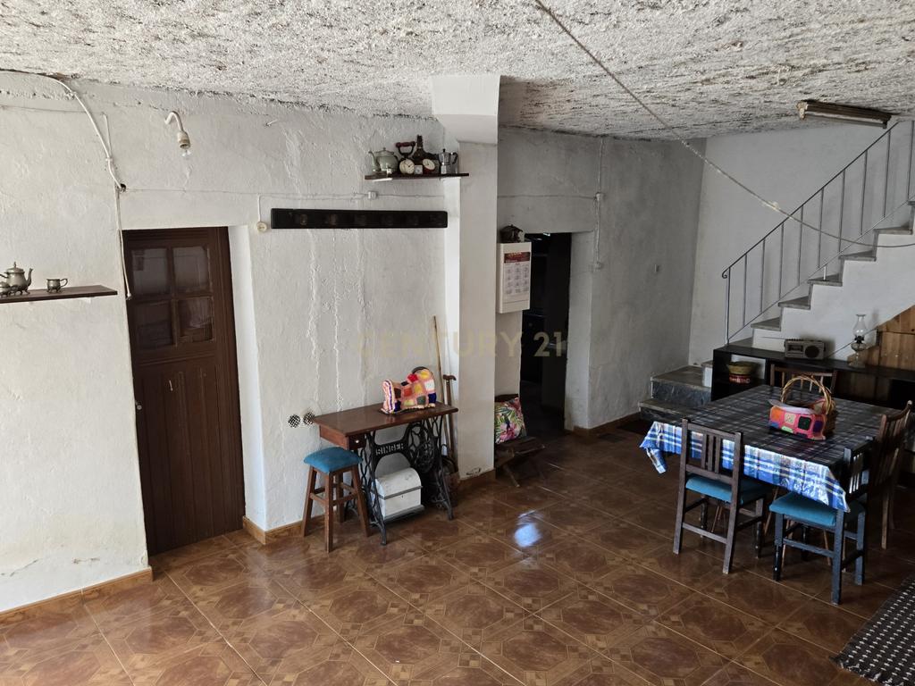 Moradia T2  para renovação - Maxial  e Monte Redondo - Image 8